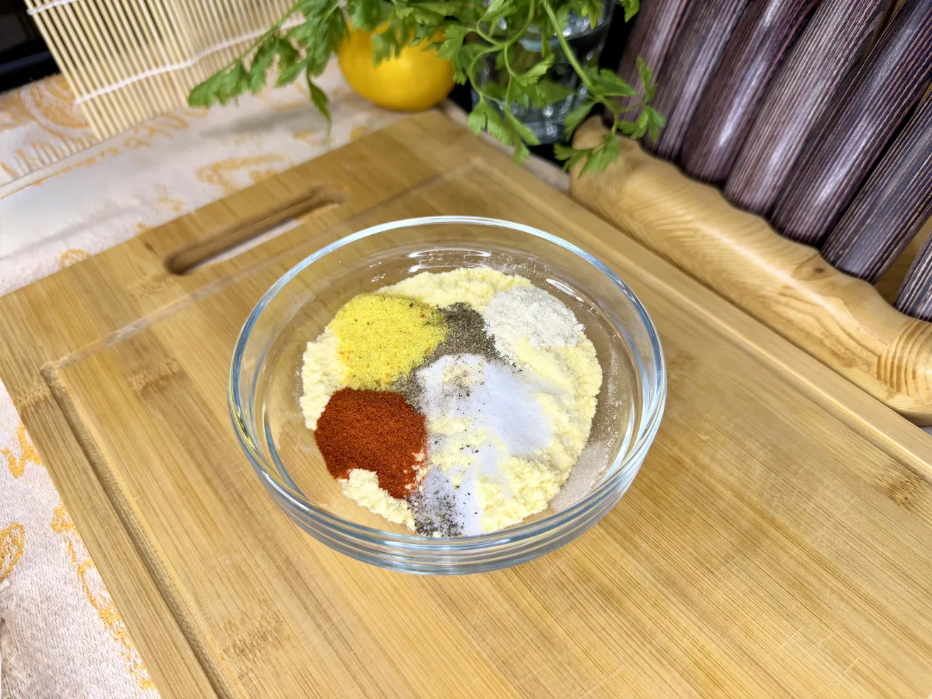 Staklena zdjelica sa mješavinom začina za pohovanje oslića: kukuruzno brašn, so, biber, aleva paprika, bijeli luk u prahu, suvi začin.