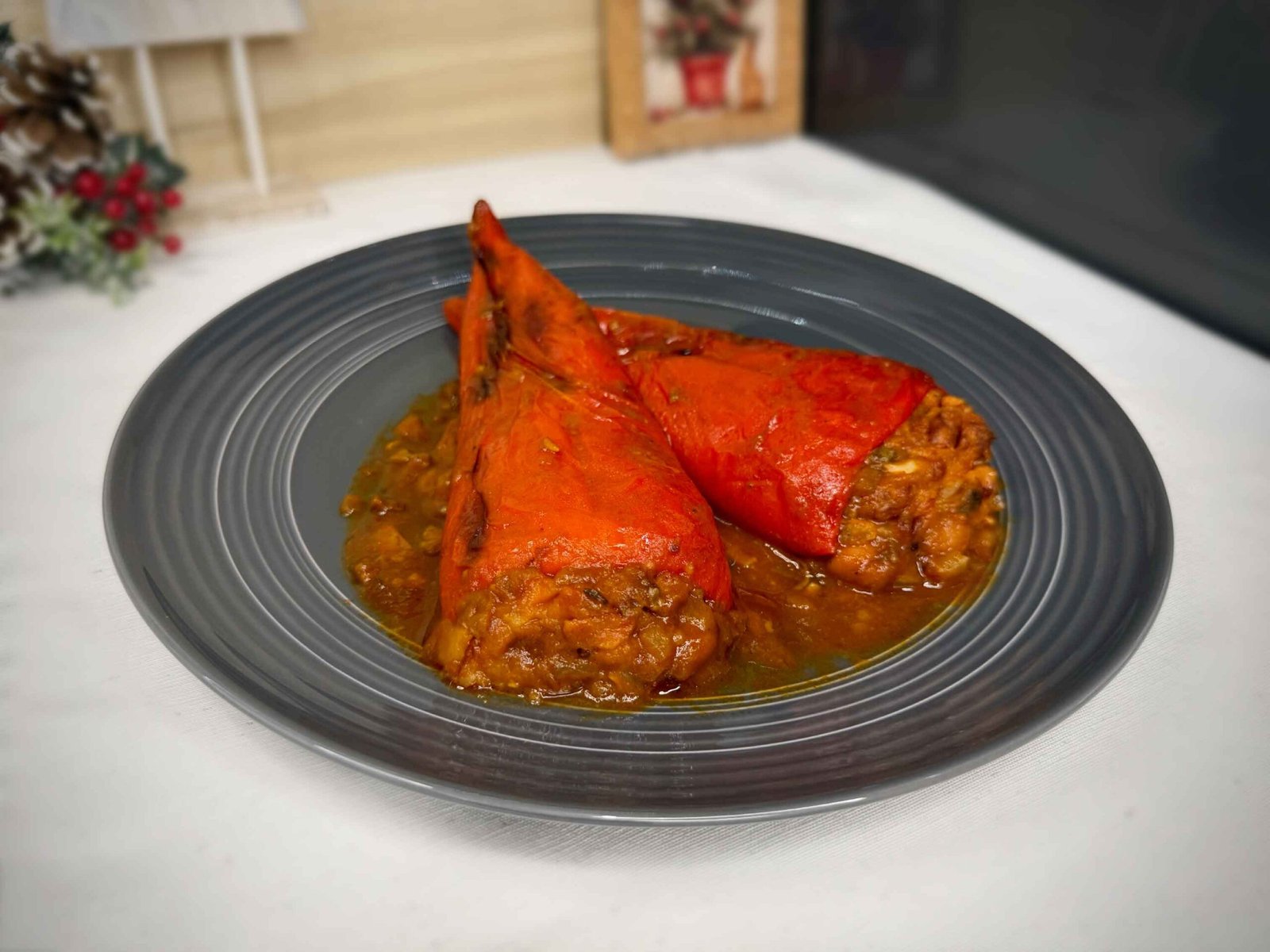 Crvene paprike roge punjene grahom, zapečene u rerni - posni recept.