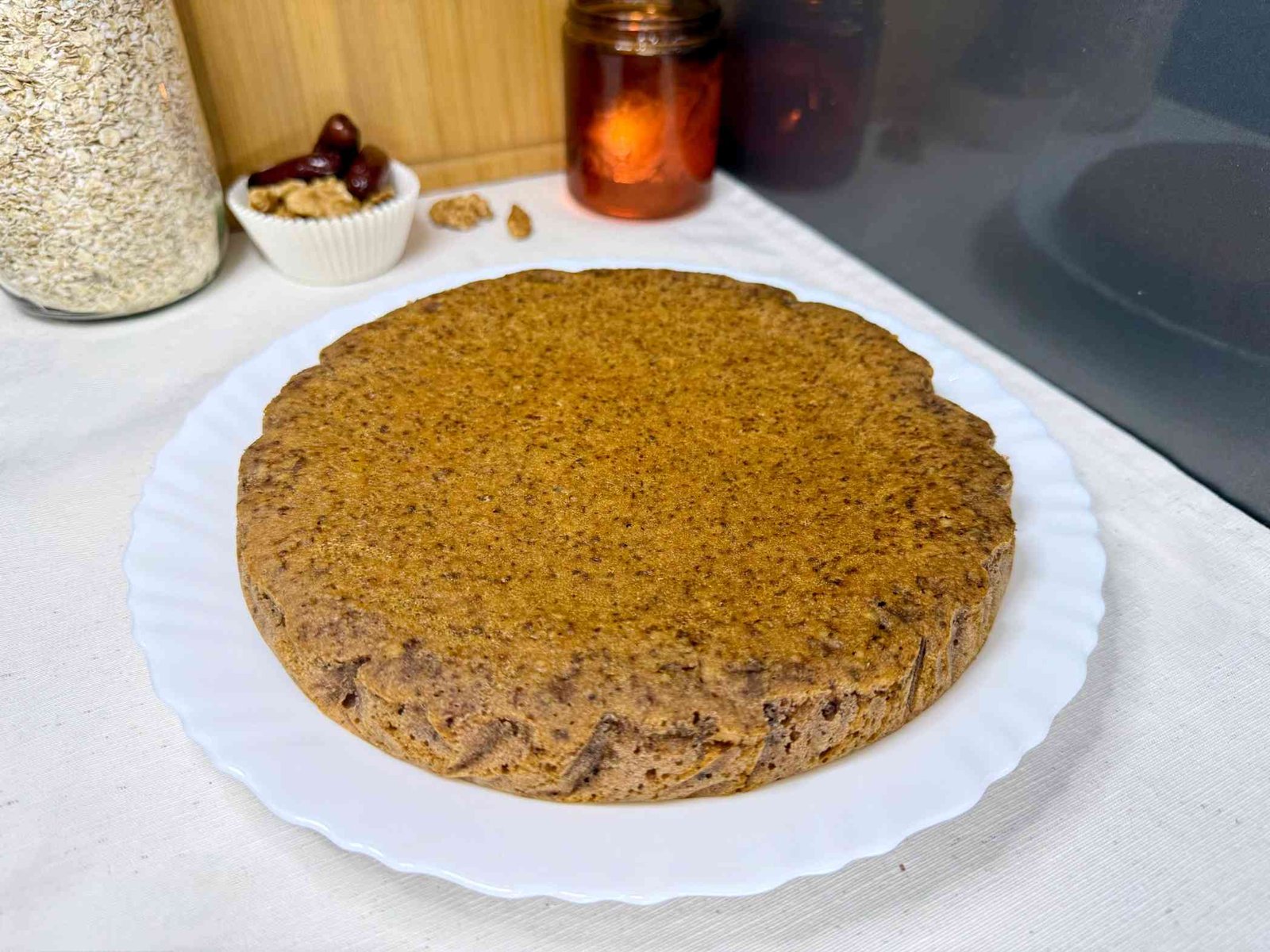 Posni manastirski kolač sa orasima, marmeladom od jabuka i cimetom, pečen i serviran na tanjiru.
