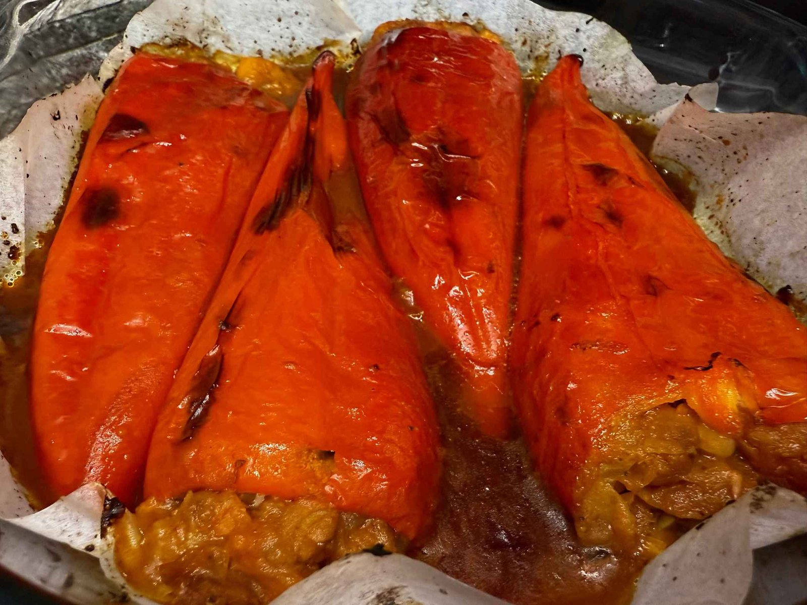 Crvene paprike roge punjene grahom, zapečene u rerni - posni recept.