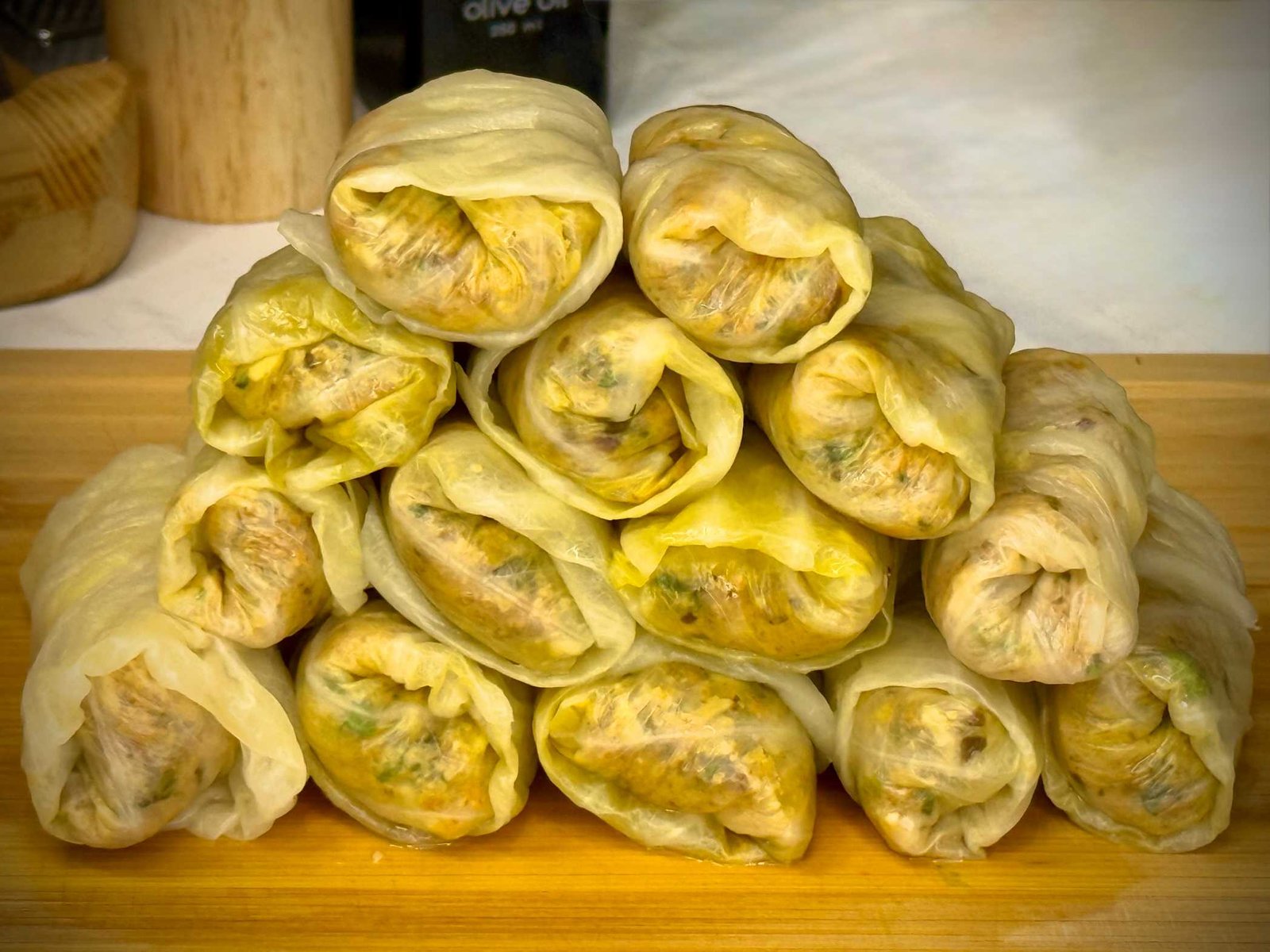 Smotana posna sarma sa orasima, poslagana piramidalno na dasci.
