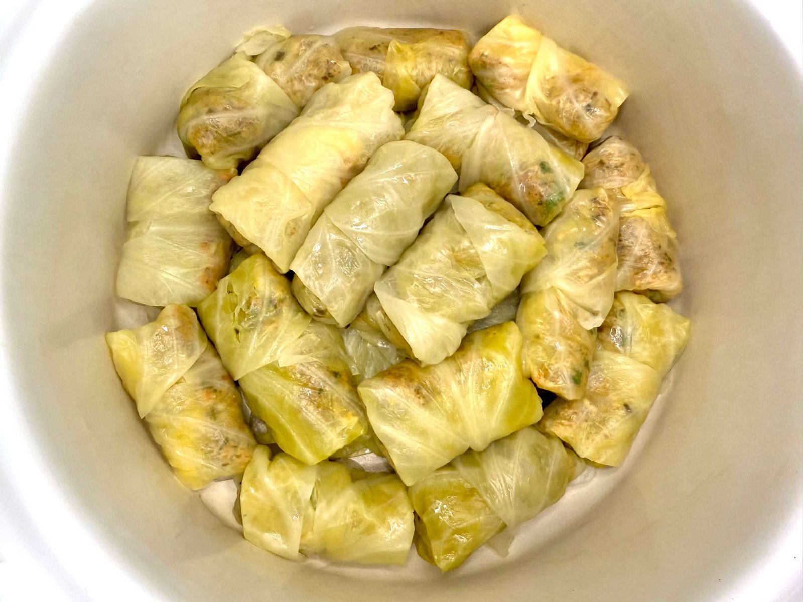 Posna sarma sa orasima poslagana u loncu, spremna za kuhanje.