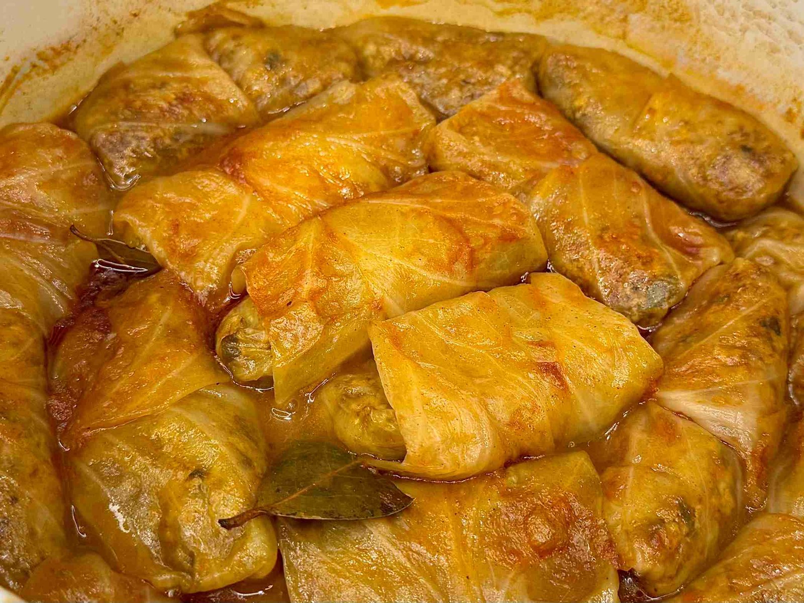 Zapržena posna sarma sa orasima u šerpi.