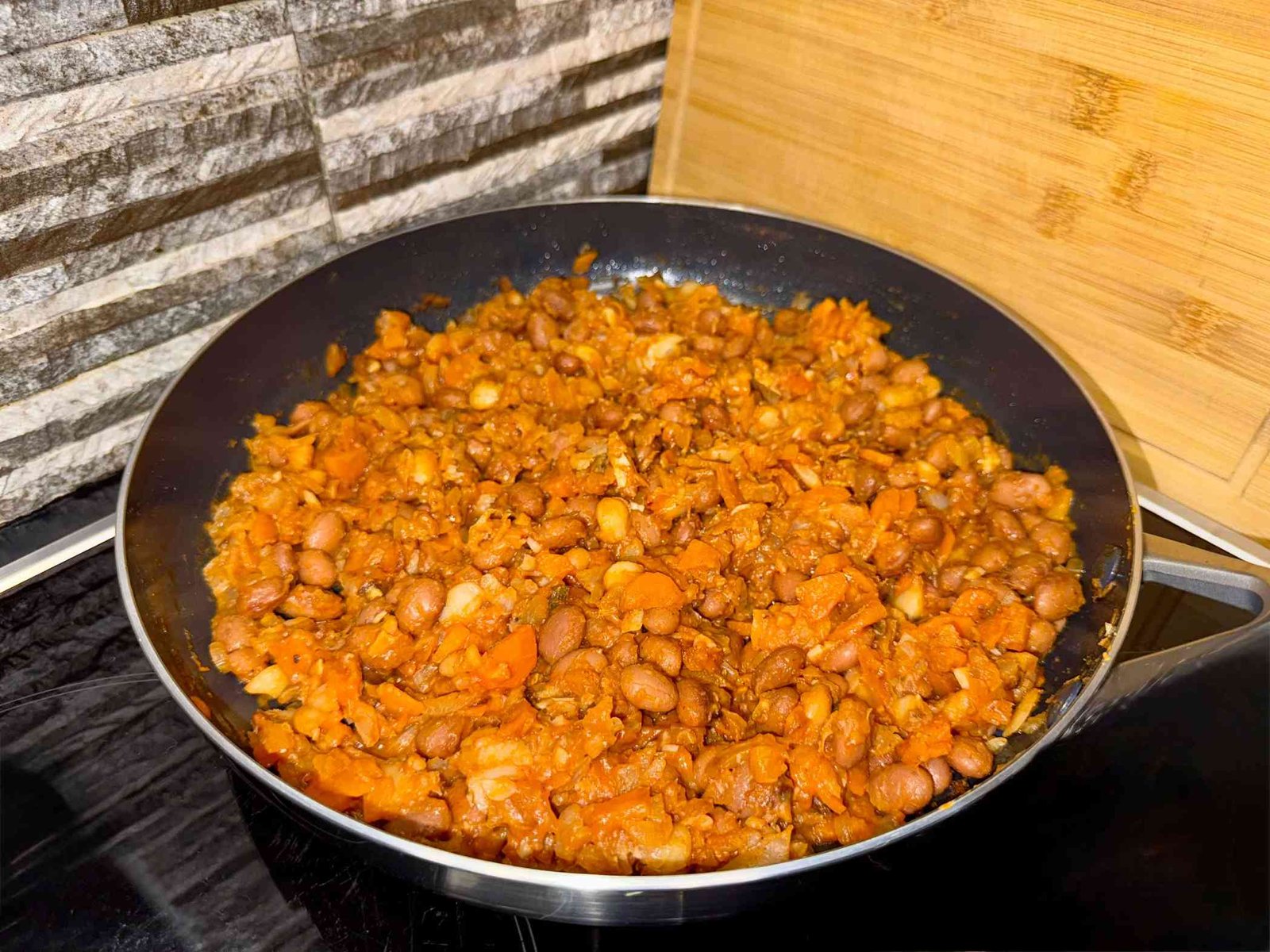 Pasulj sa povrćem pripremljen za punjenje crvenih paprika.