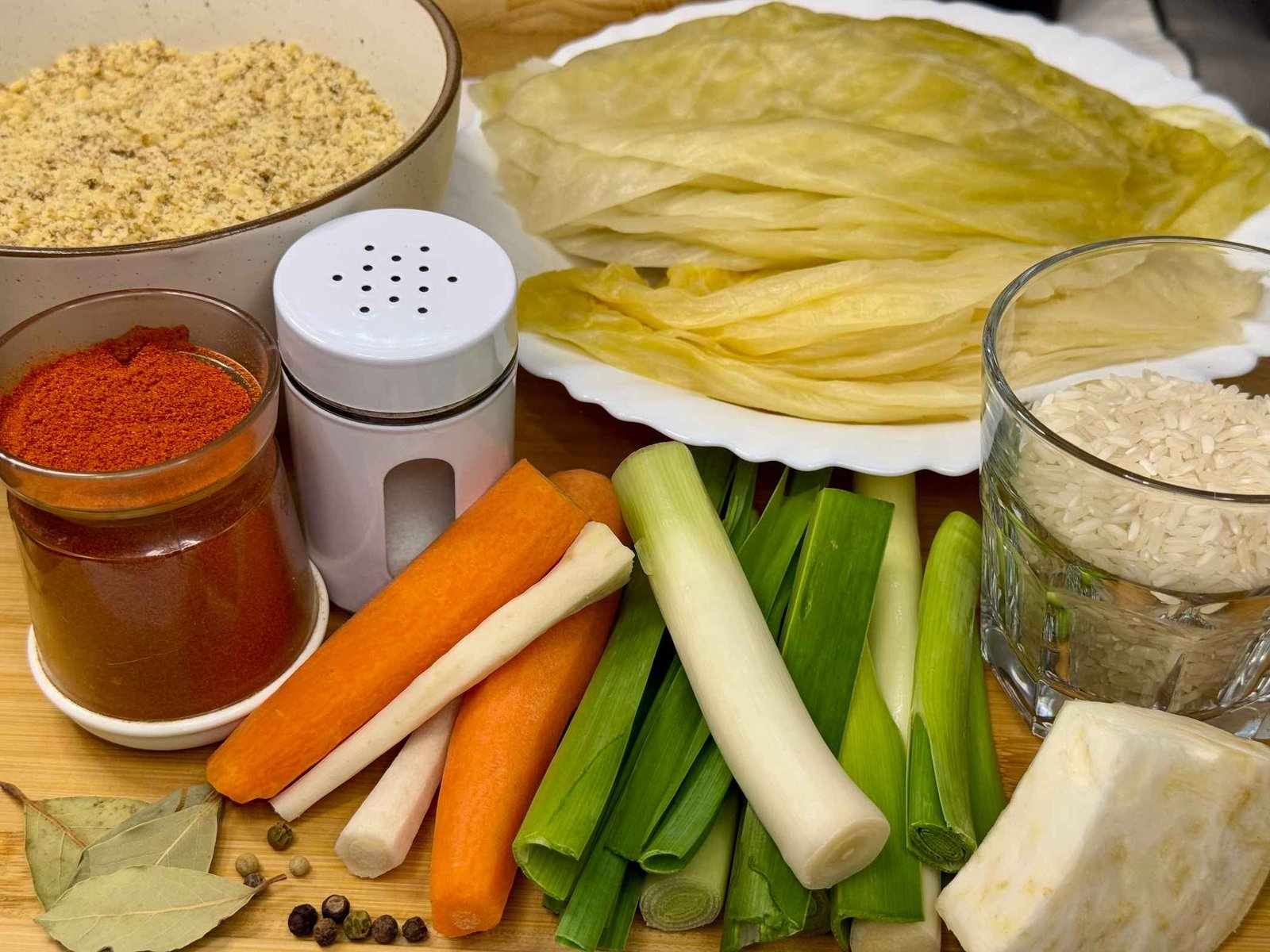Pripremljeni sastojci za posnu sarmu sa orasima: orasi, riža, kiseli kupus, mrkva, praziluk, celer, peršun, aleva paprika.