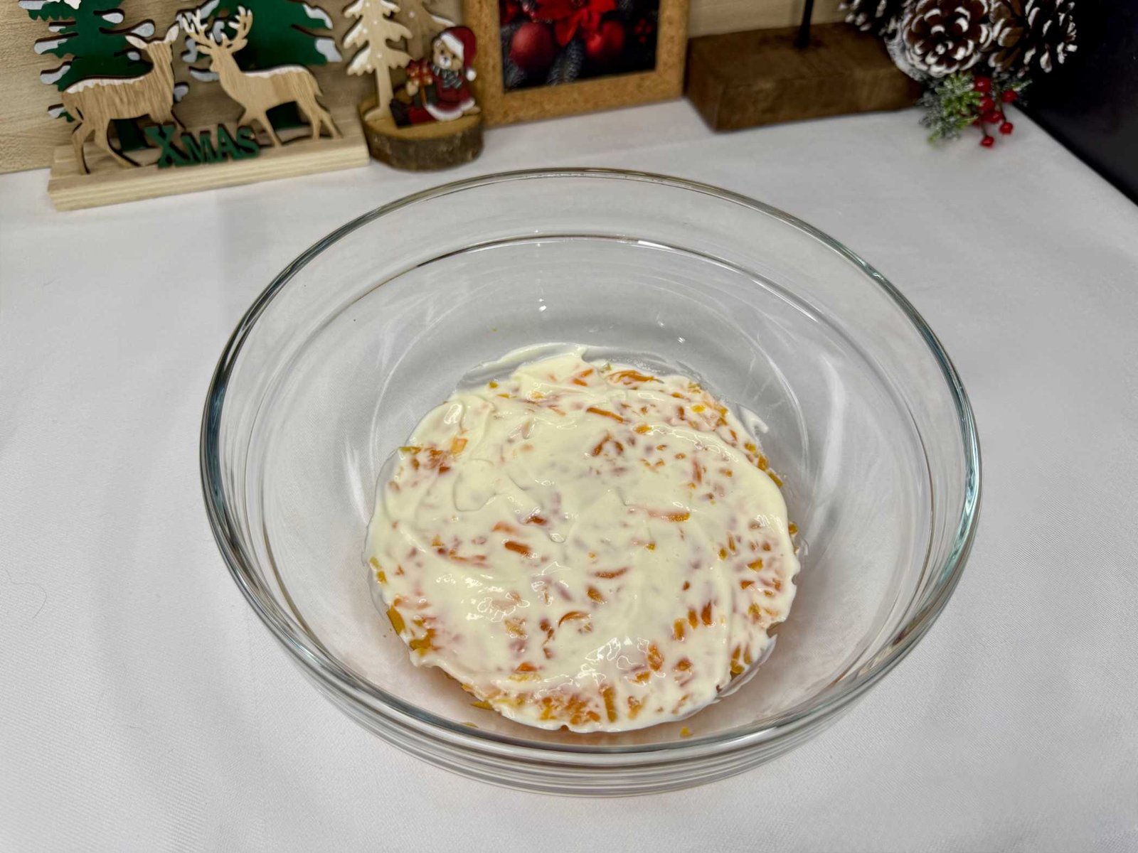 Posna salata - sloj rendane kuhane mrkve i posne majoneze u činiji.