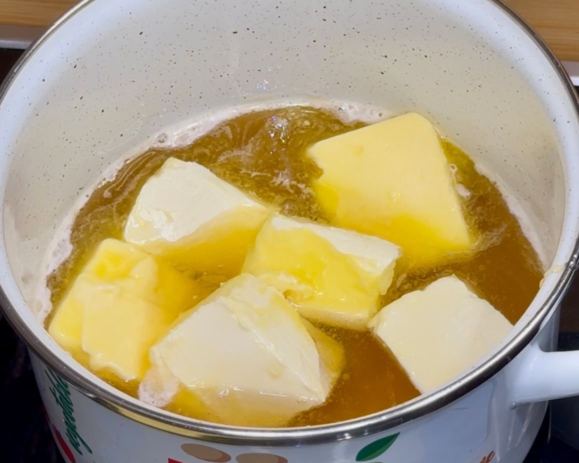 Tečna baza sa kockama maslaca za kućicu od keksa - topljenje u šerpi.