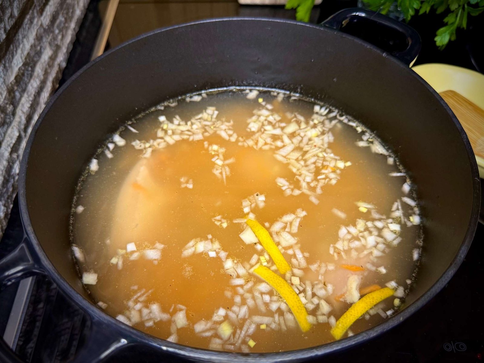 Kuhanje supe avgolemono u šerpi na laganoj vatri.