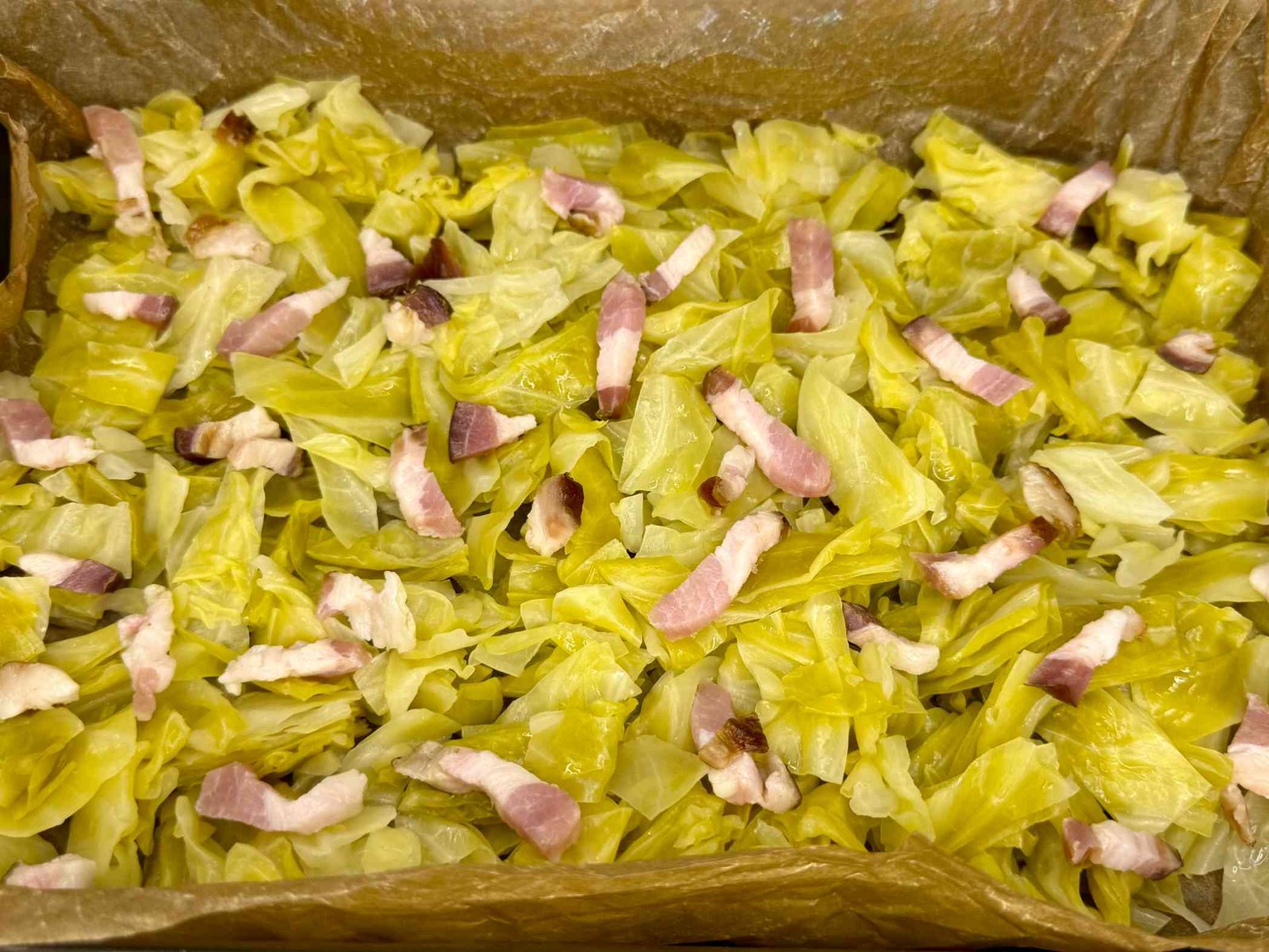 Kiseli kupus i slanina u plehu za pečenje.