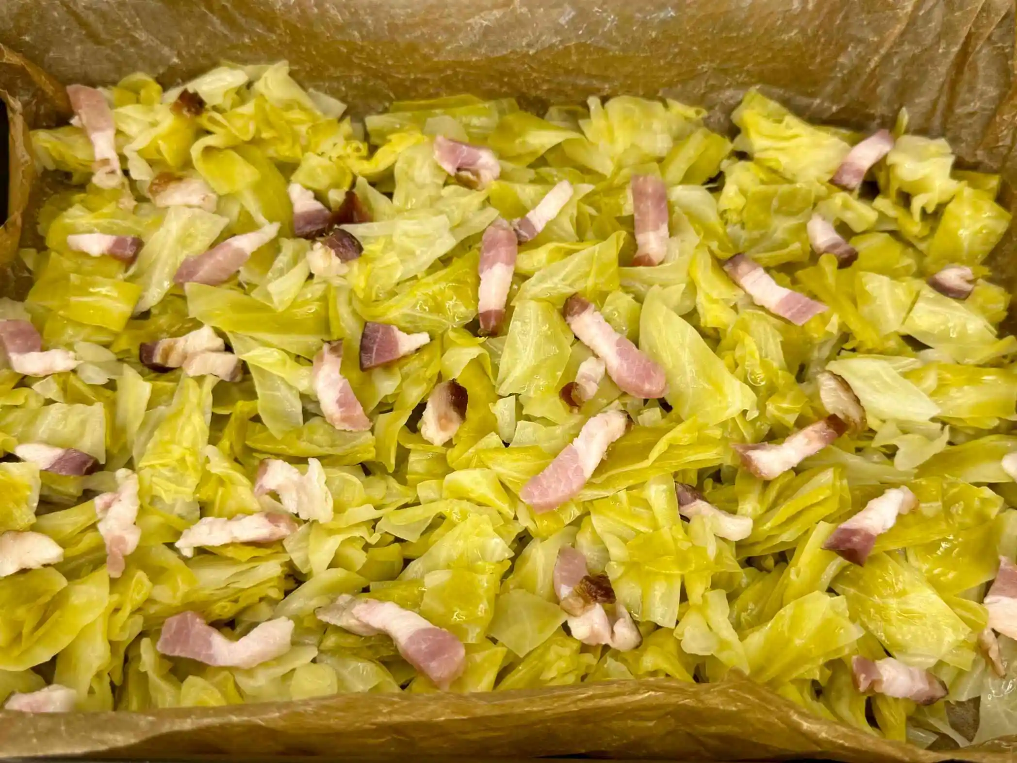 Kiseli kupus i slanina u plehu za pečenje.