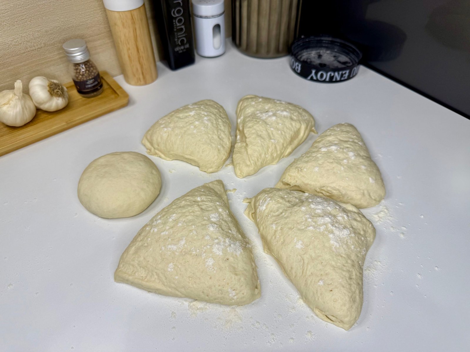 Loptice tijesta za naan lepinje poredane na radnoj površini.