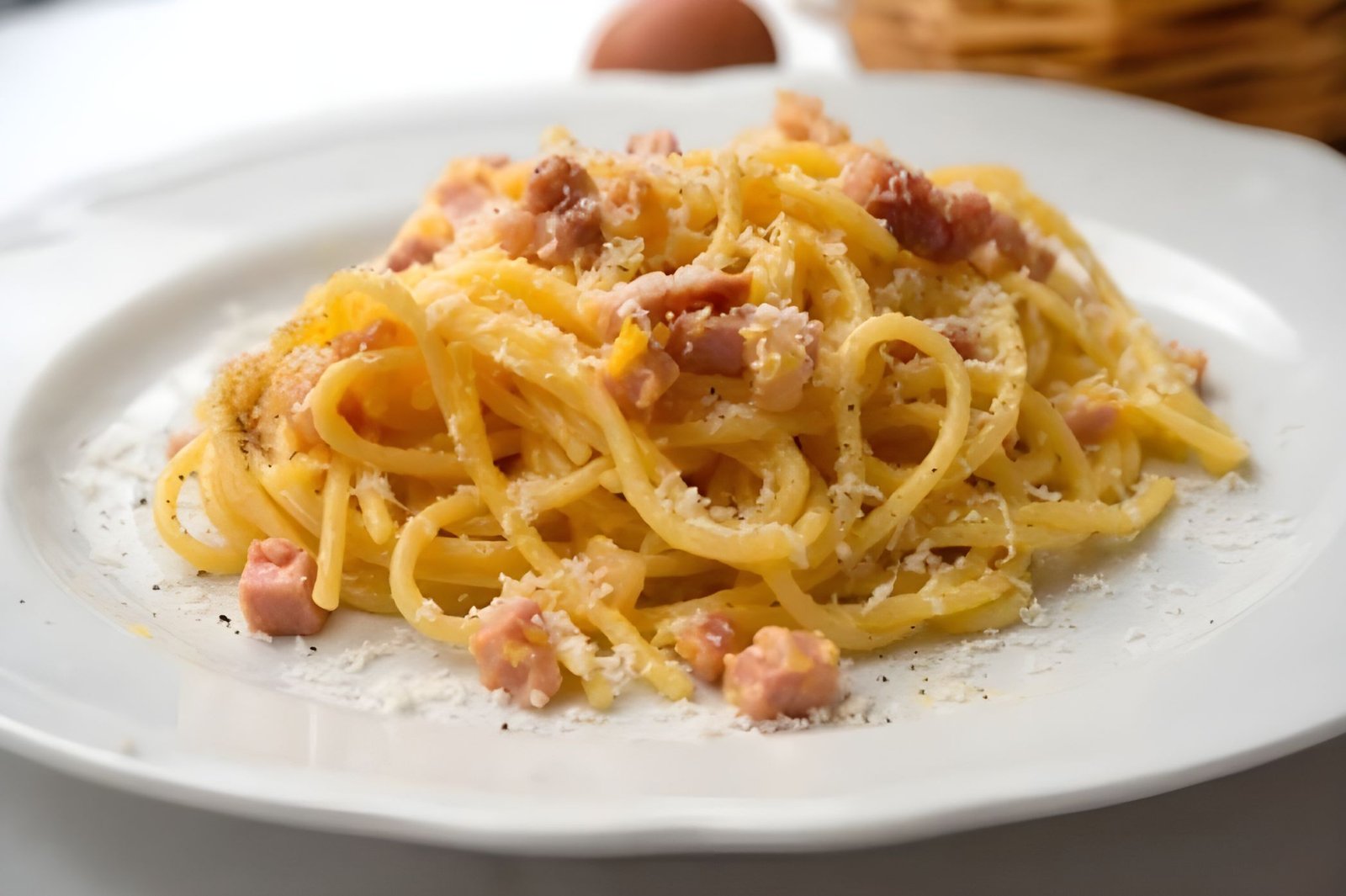 pasta-karbonara Tanjir špageta karbonara s hrskavom slaninom i naribanim sirom.