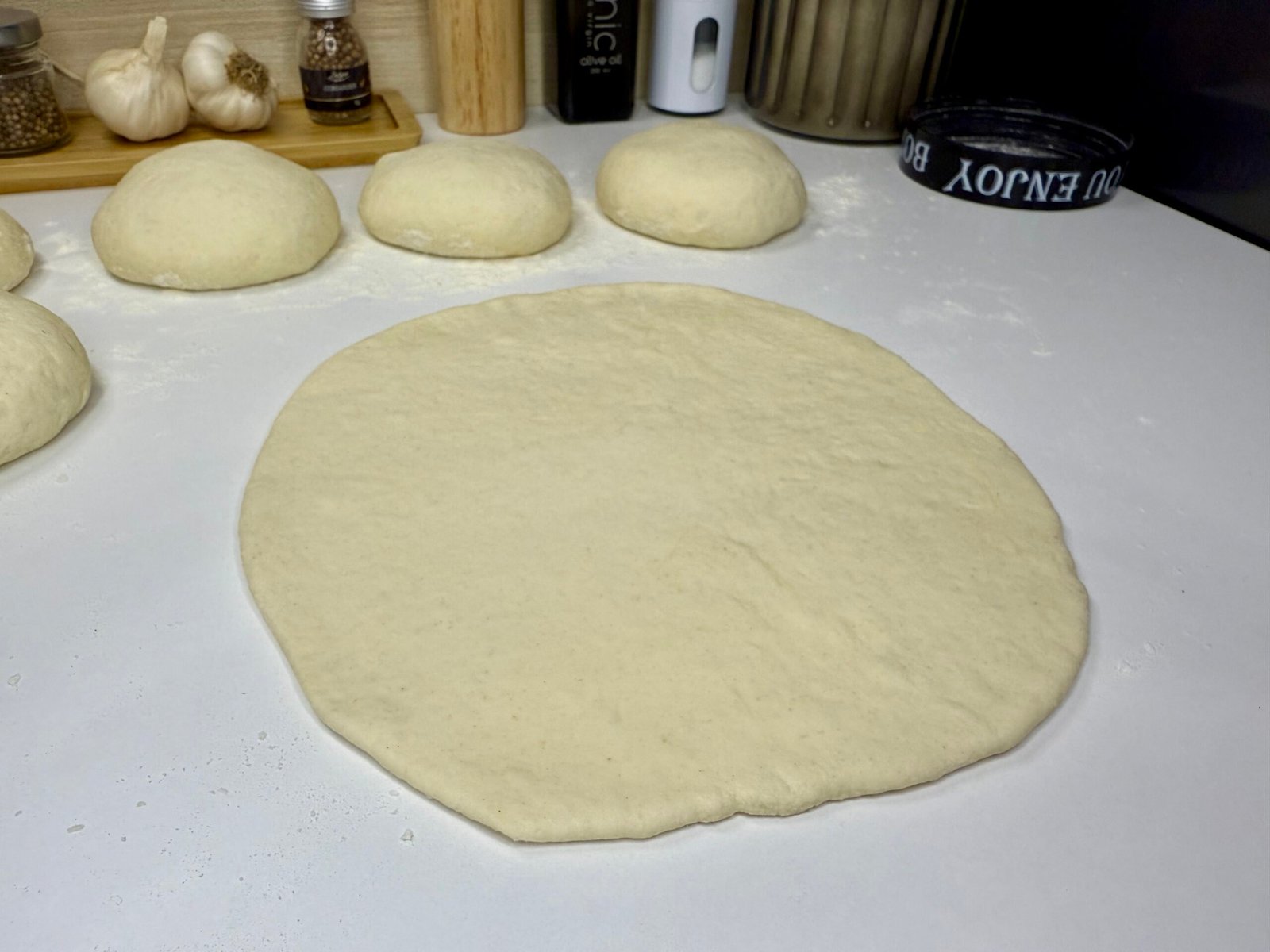 Razvuceno tijesto i oblikovana naan lepinja.