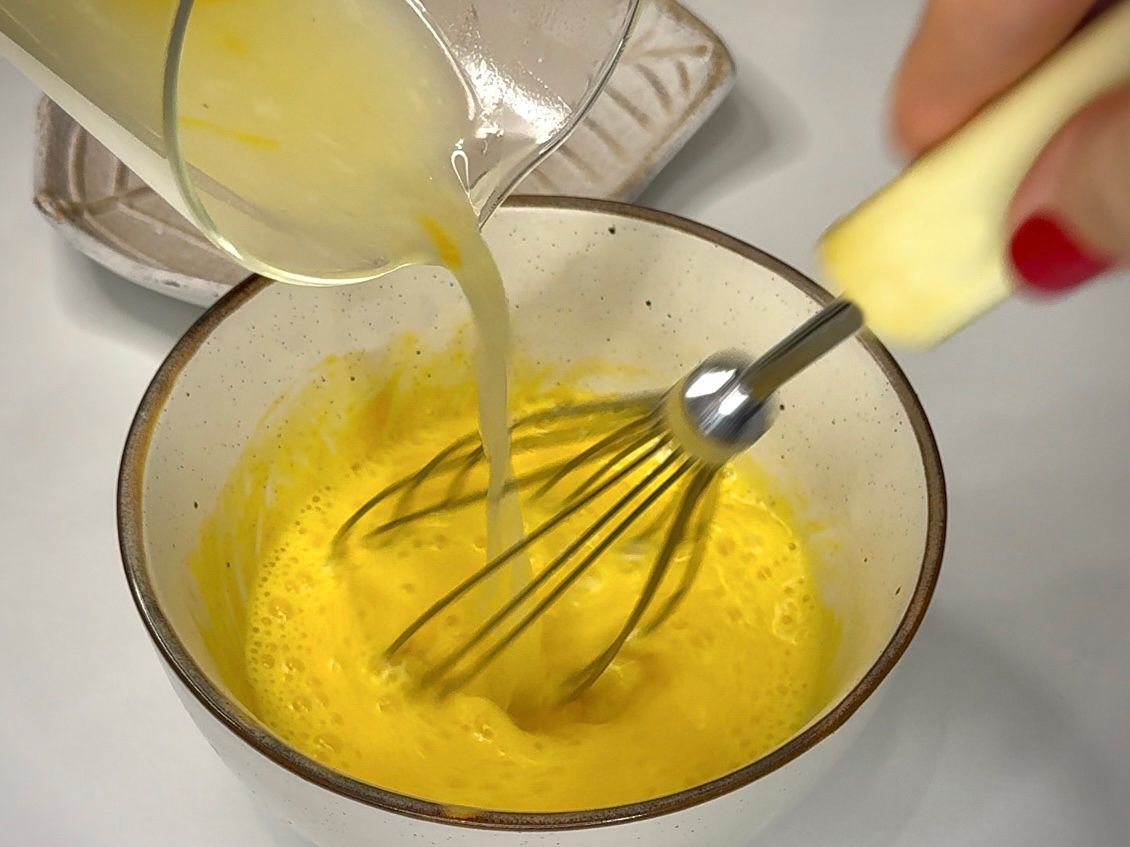 Temperiranje jaja za avgolemono supu, odnosno dolivanje tople tečnosti postepeno u umućene žumanjke, miješajući svo vrijeme žicom.