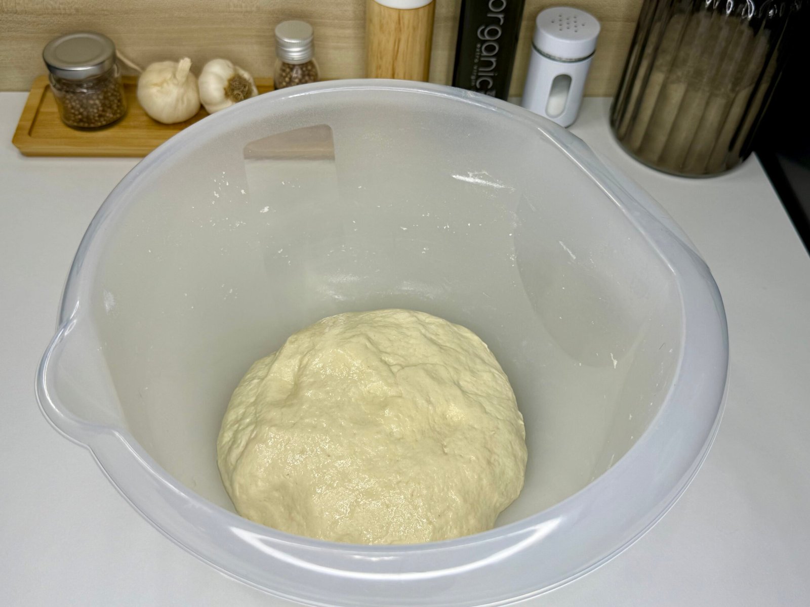 Tijesto za naan lepinje, kugla tijesta u plastičnoj posudi.