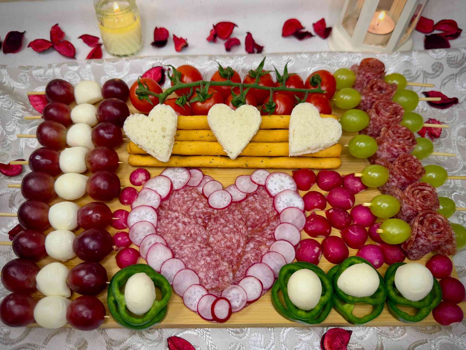 Meza za Valentinovo servirana na dasci.
