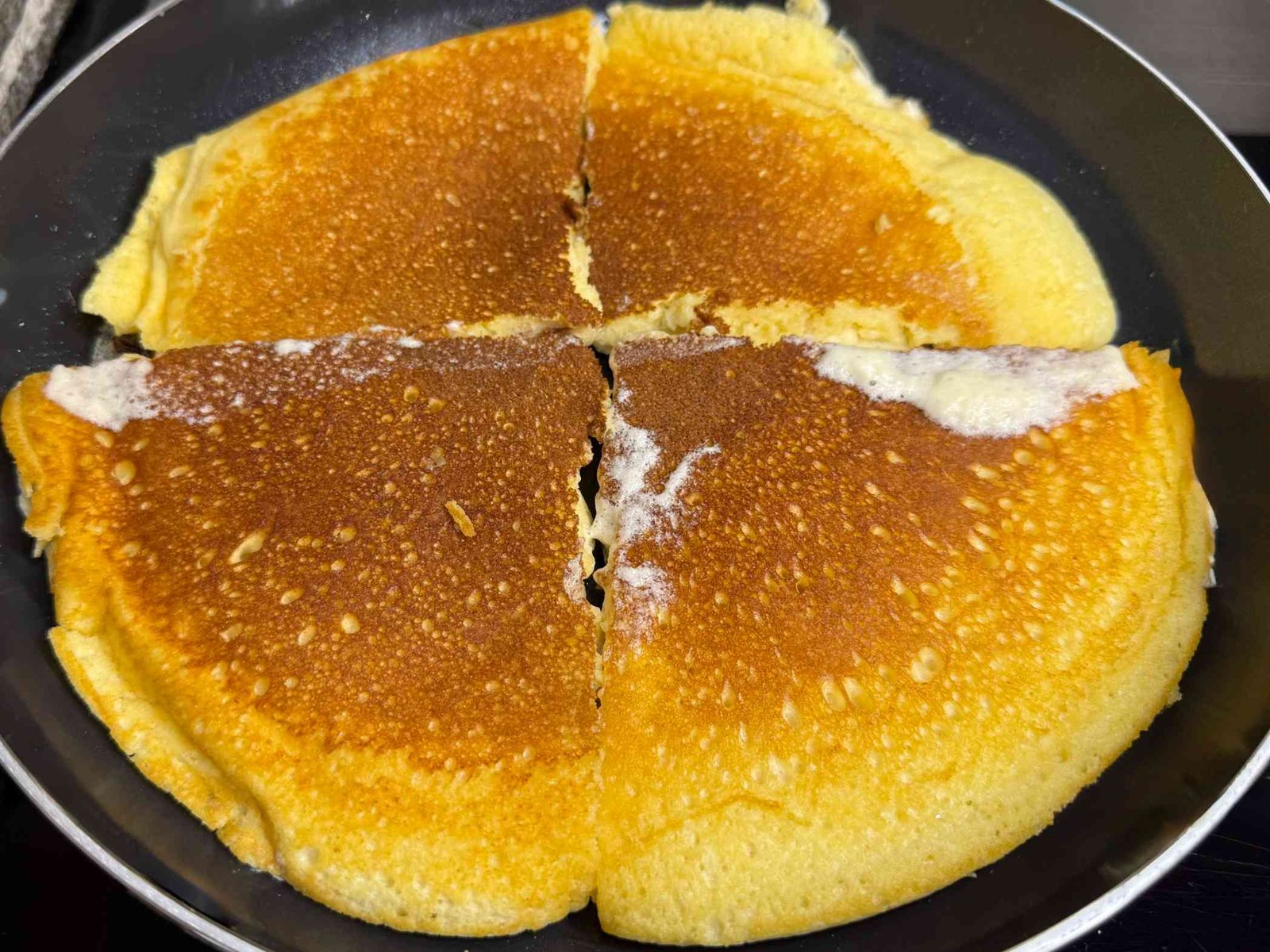 Kajzeršmarn pečenje u tavi, podijeljen na 4 jednaka dijela.