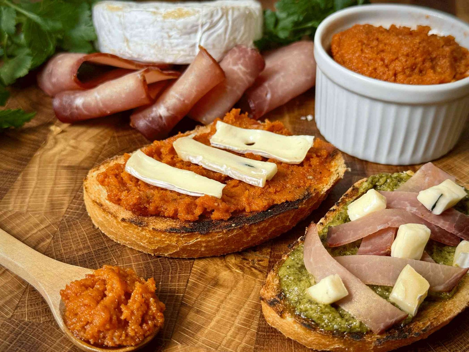 Pesto Rosso od sušenog paradajza kao namaz za bruskete.