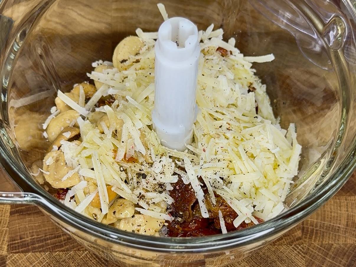 Blendanje sastojaka za pesto rosso.