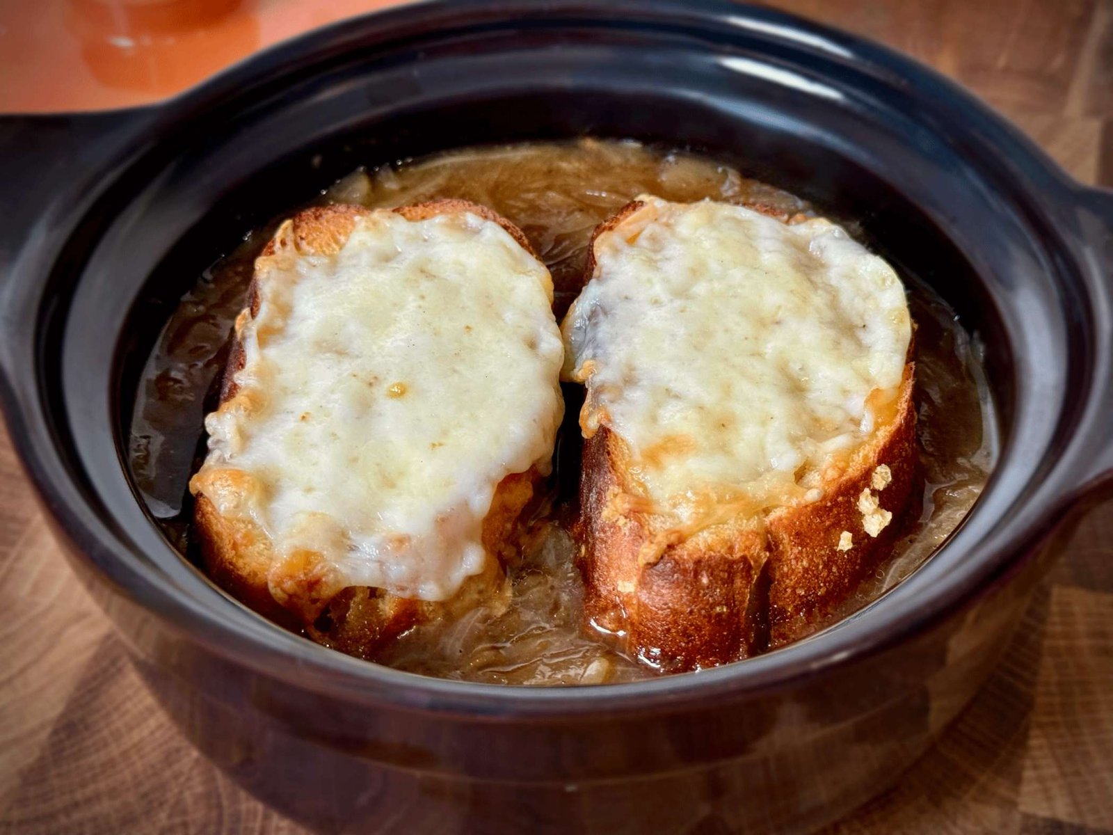 Recept za najbolju Francusku supu od luka sa dvije kriške bageta.