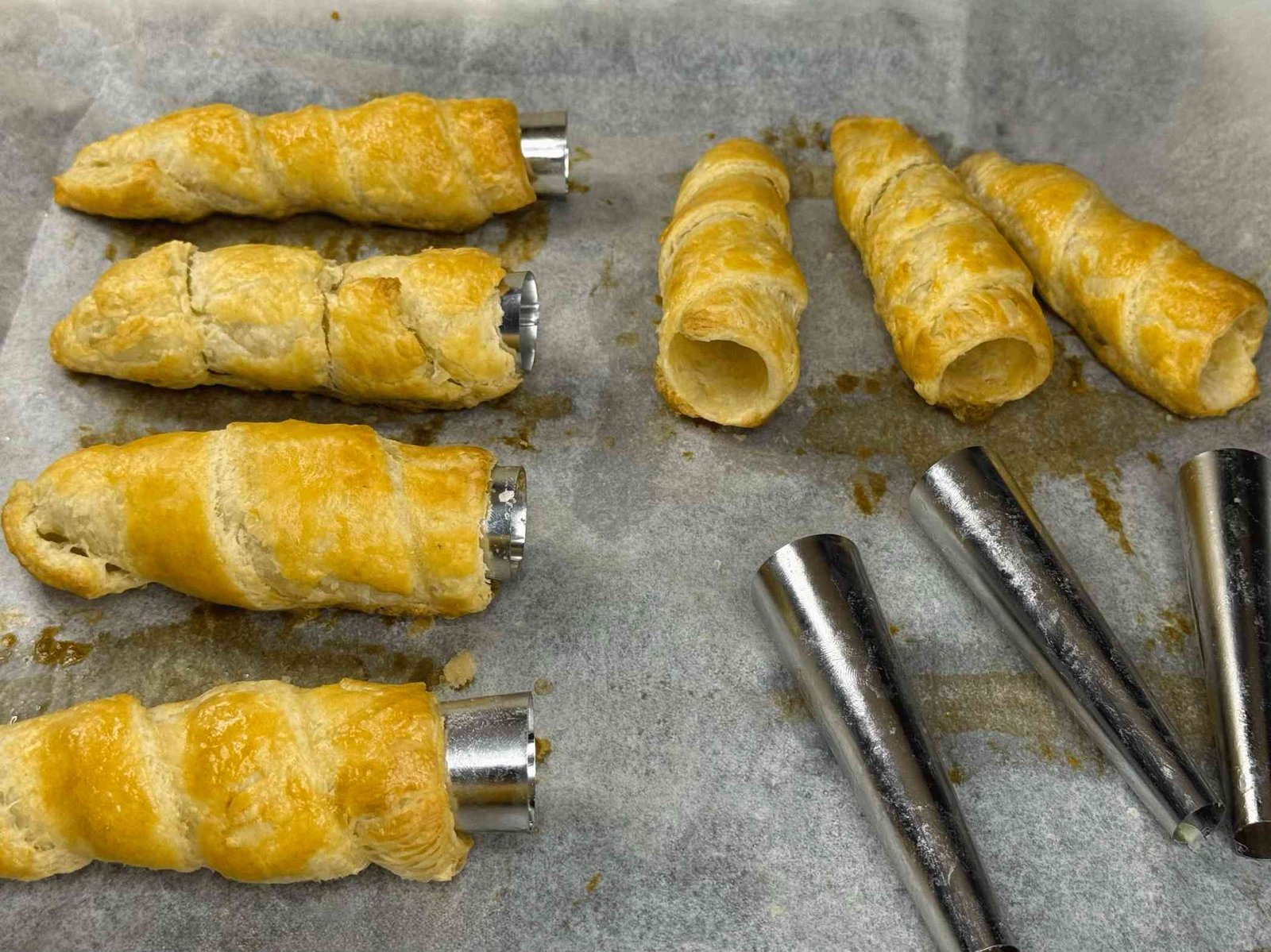 Pečeno lisnato tijesto sa kalupima za šaum rolne za pripremu punjenih mrkvica.