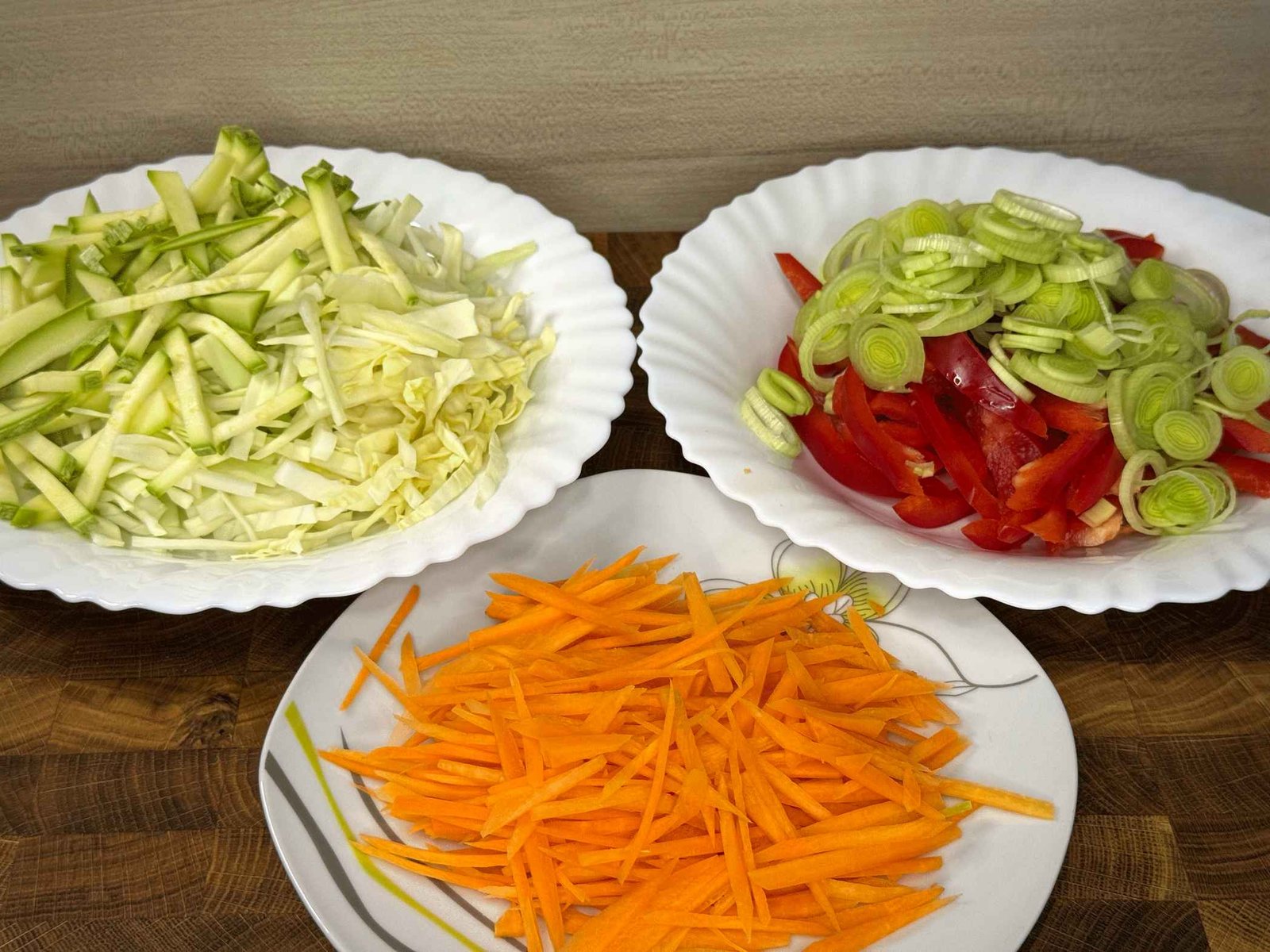Sastojci za kinesku piletinu: mrkva, praziluk, paprika, kupus, tikvica, piletina i kineski sos.