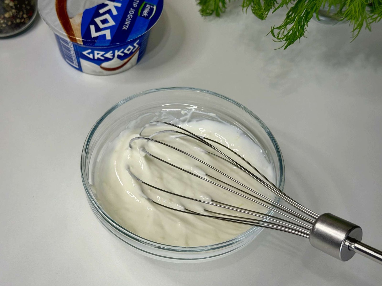 Sos od grčkog jogurta i bijelog luka.