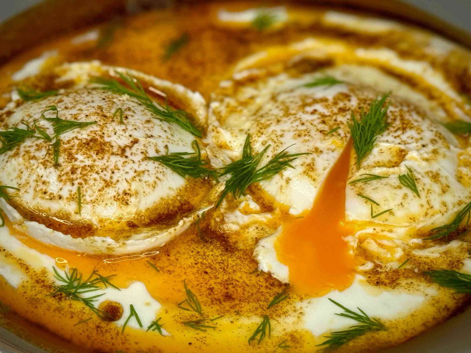 Turska poširana jaja sa jogurtom i aromatičnim maslacem.