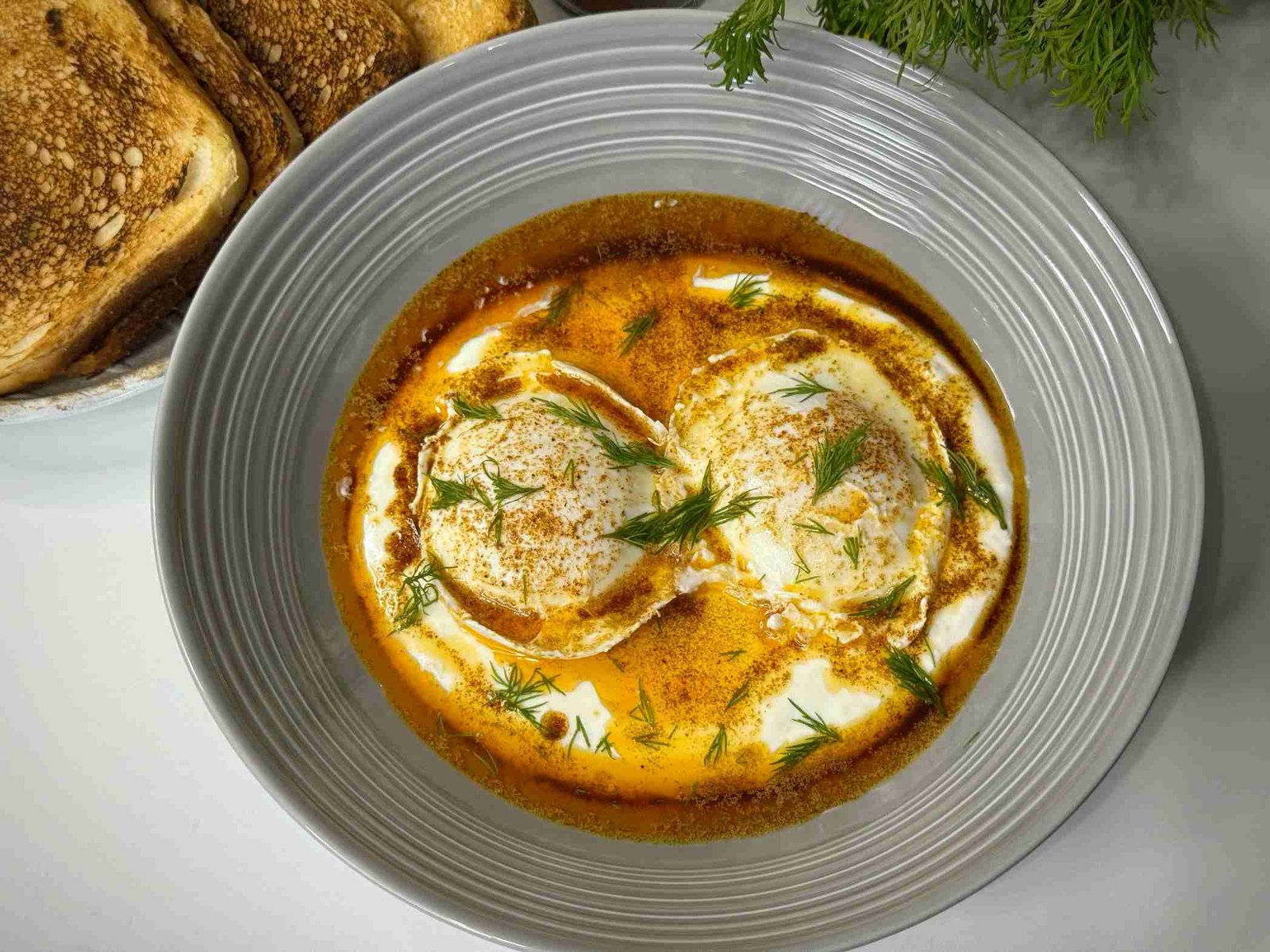 Turska poširana jaja sa jogurtom i aromatičnim maslacem. Cilbir doručak