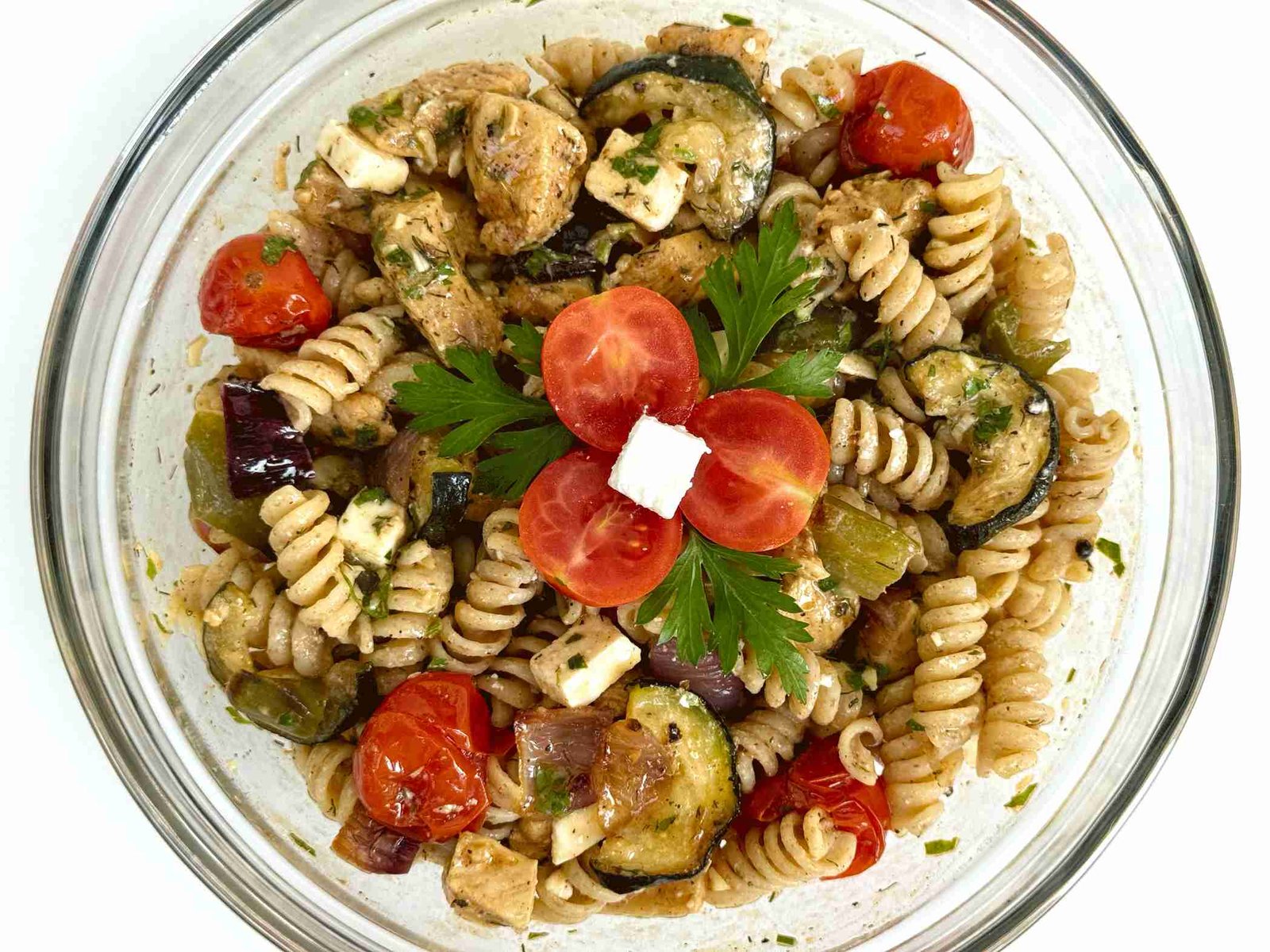 Obrok salata sa pastom, piletinom i grilovanim povrćem