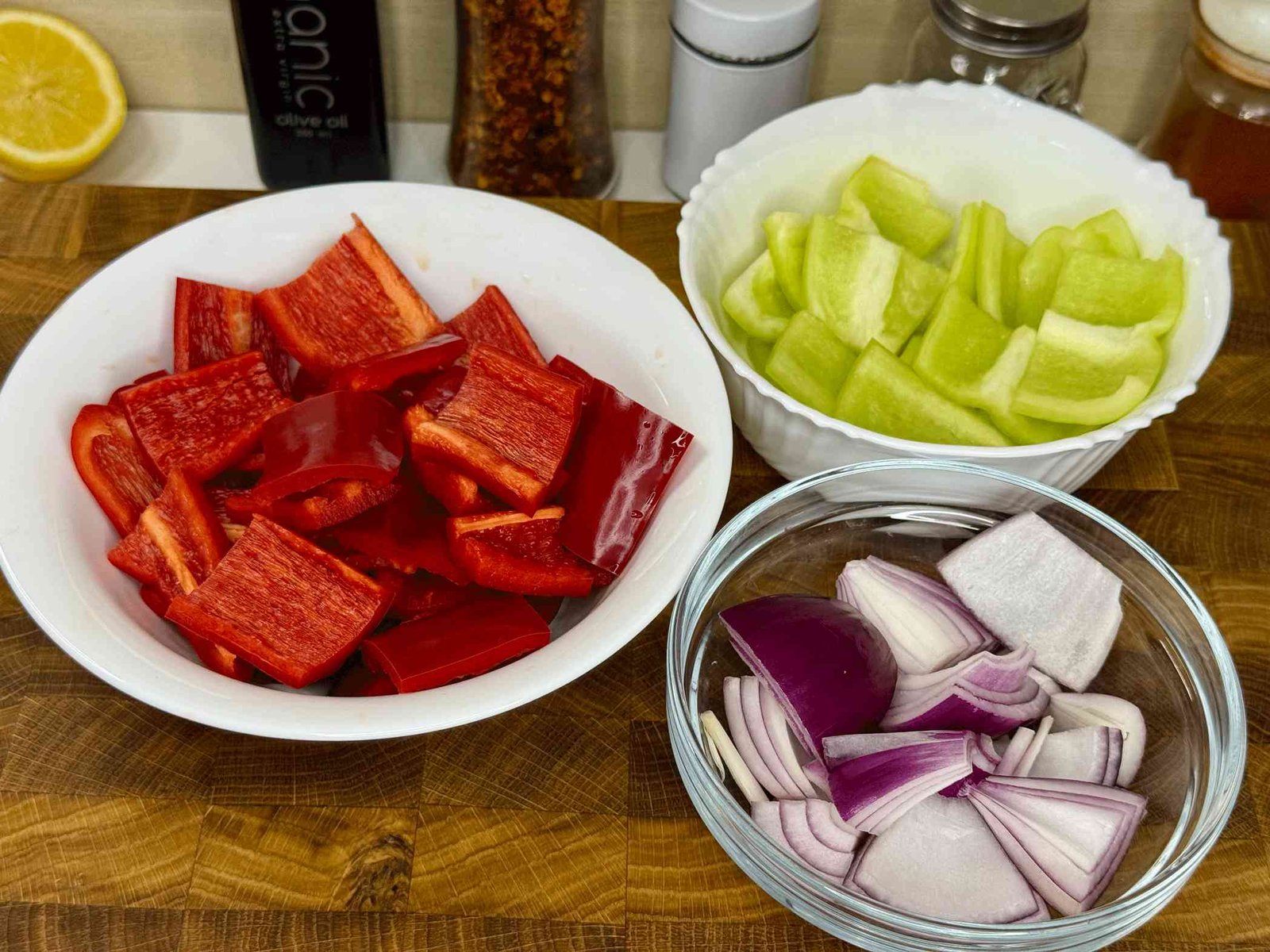 Povrće za ražnjiće: crvena i zelena paprika i ljubičasti luk