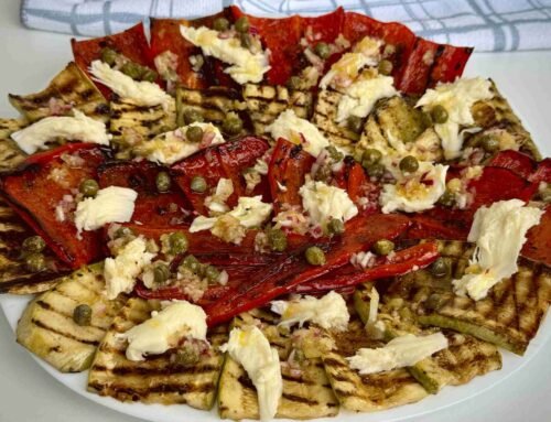 Mediteranska salata sa grilovanim tikvicama i crvenim paprikama