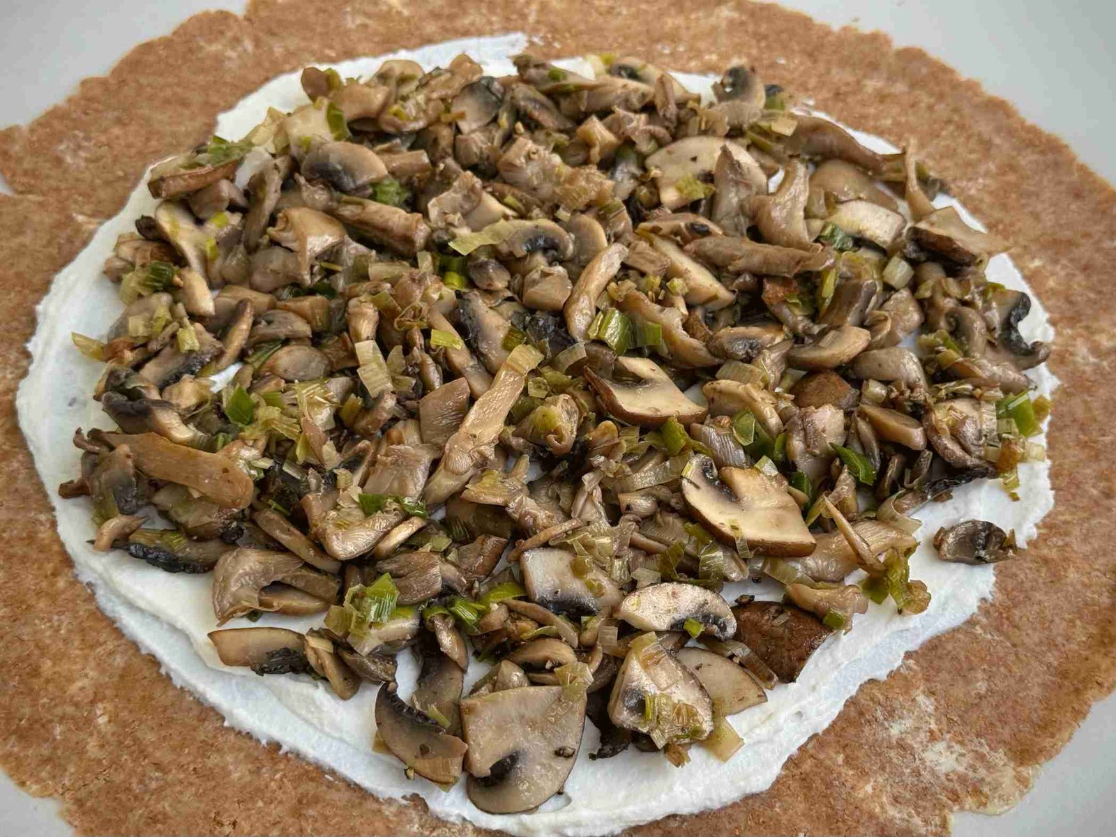 filovanje-galette-rikota-gljive Sastavljanje galette sa gljivama i rikotom; razvaljano tijesto sa premazom od rikote i punjenjem.