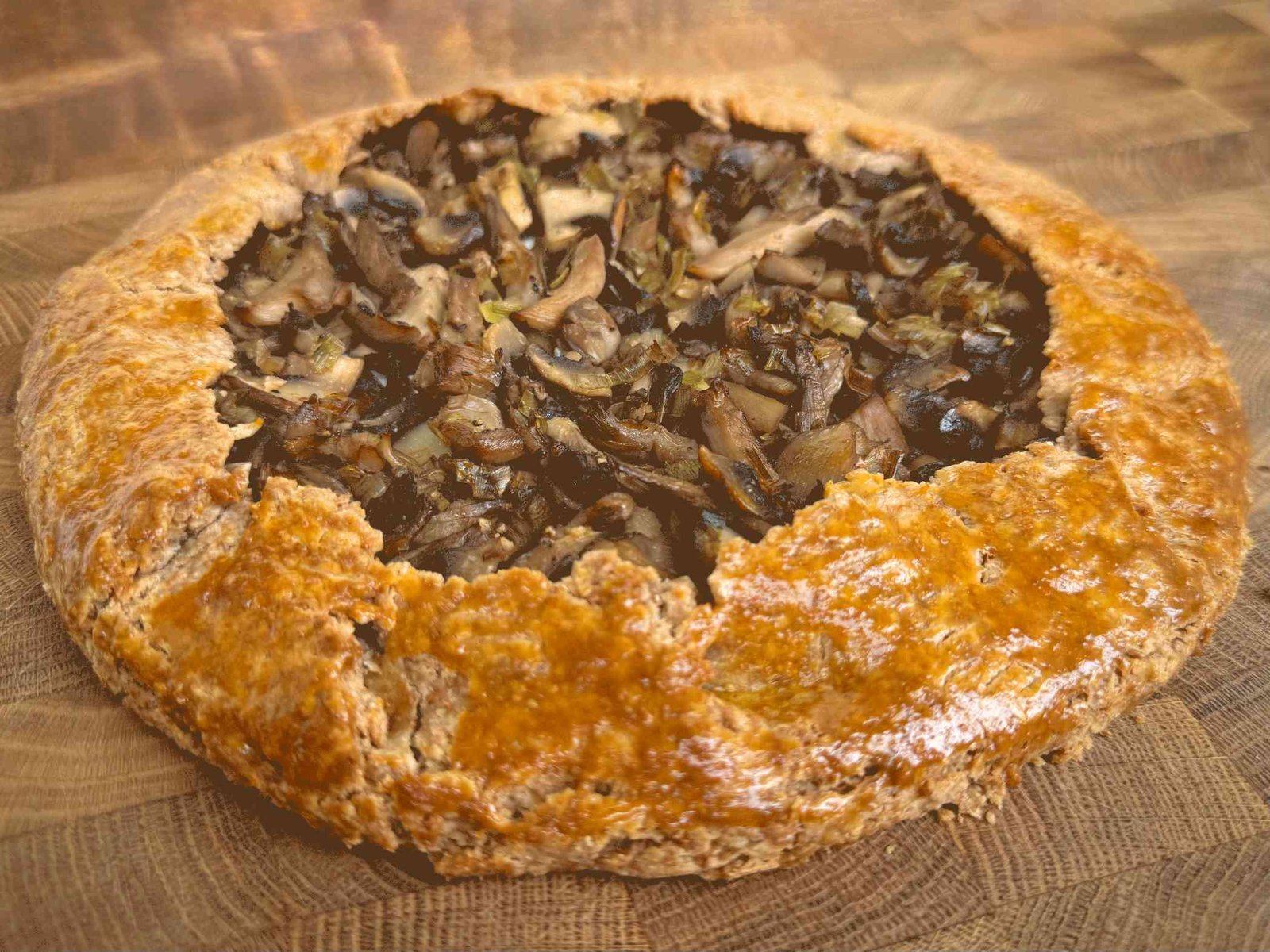 pecena-galetta-gljive-sir Galetta sa gljivama i rikotom na drvenoj dasci, pečena do zlatne, hrskave korice.