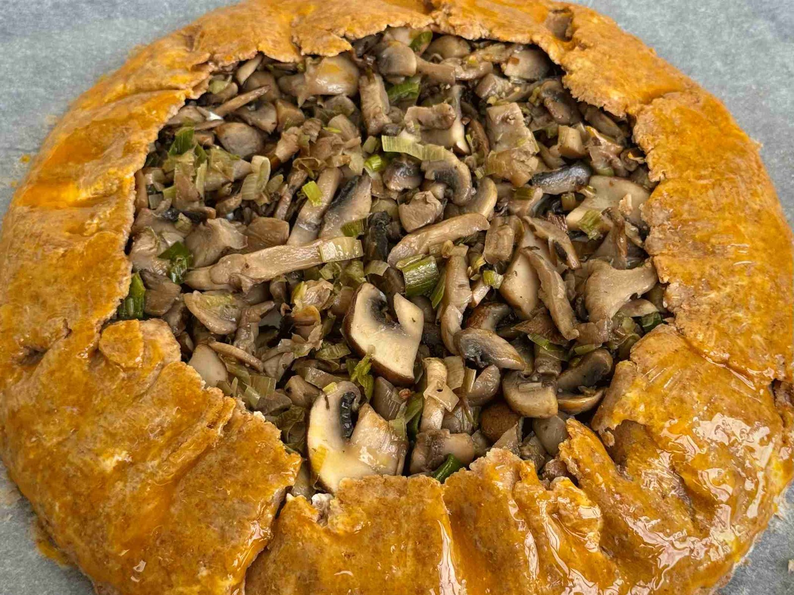 pecenje-galette-u-rerni Galetta sa gljivama premazana žumancem, spremna za pečenje u rerni.