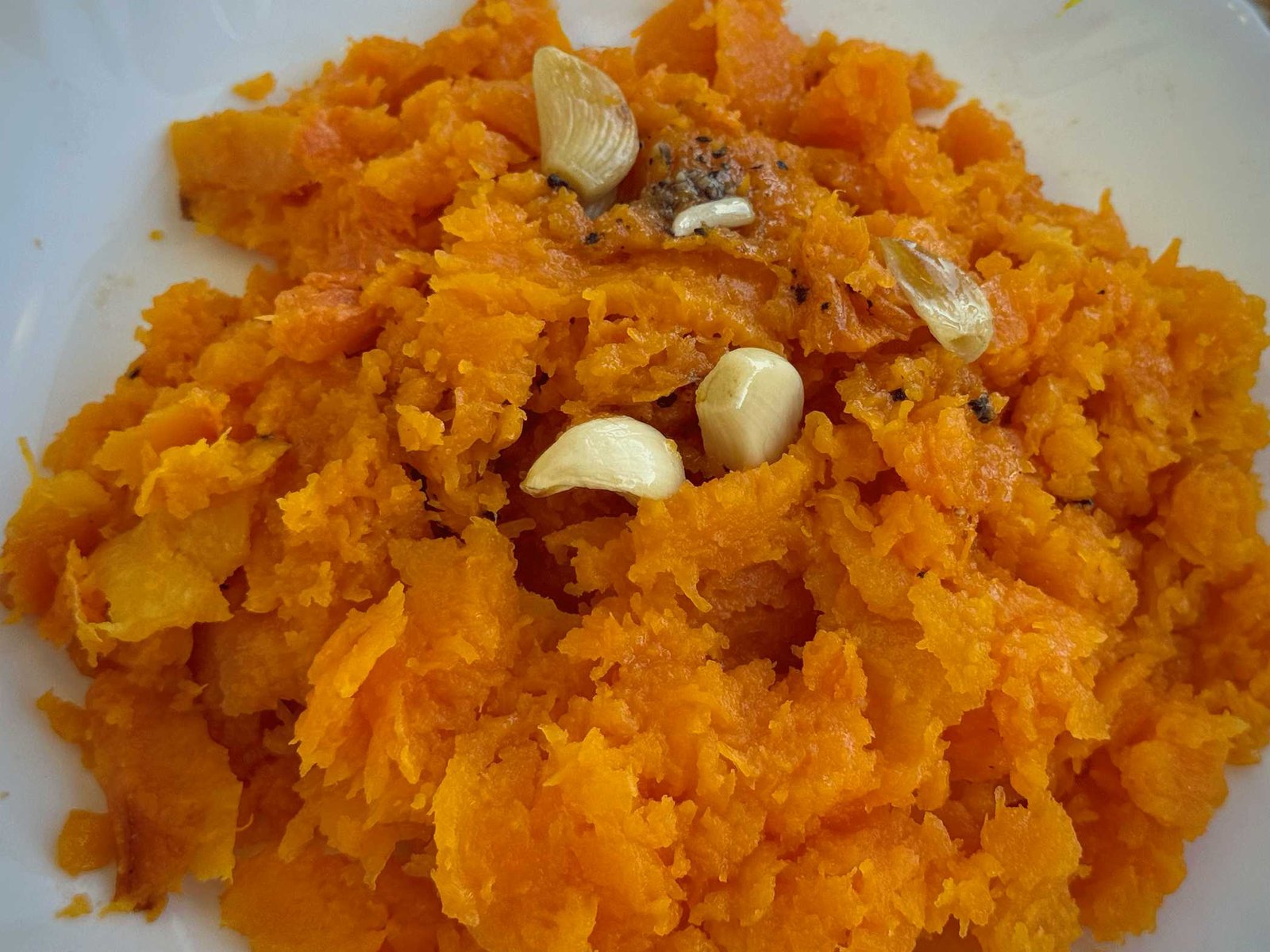 peceno-meso-bundeve Izgnječeno "meso" pečene bundeve i mekani pečeni bijeli luk spremni za dodavanje u supu.