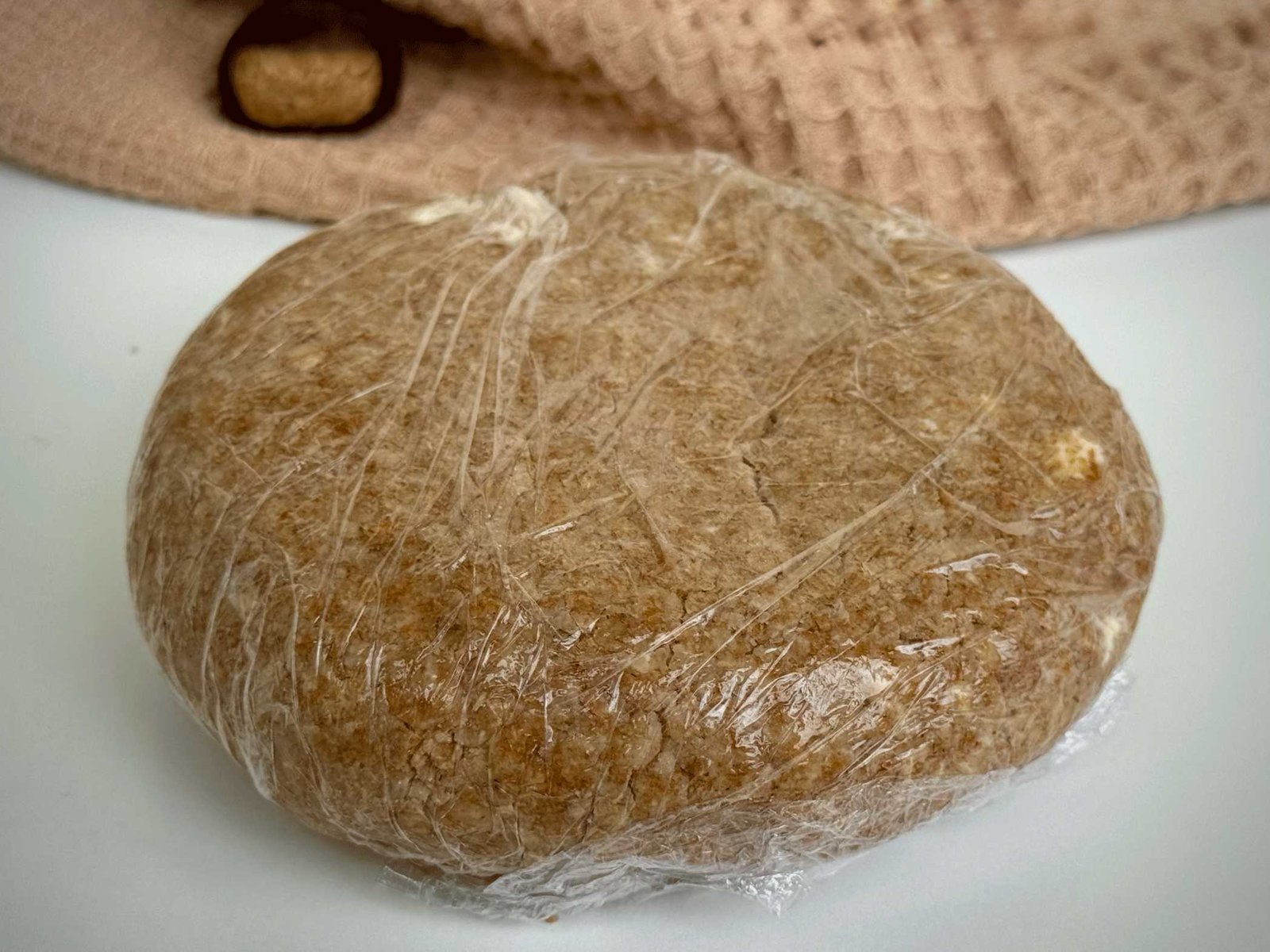 prhko-tijesto-u-foliji-hladjenje Lopta prhkog tijesta umotana u prozirnu foliju, spremna za hlađenje u frižideru.