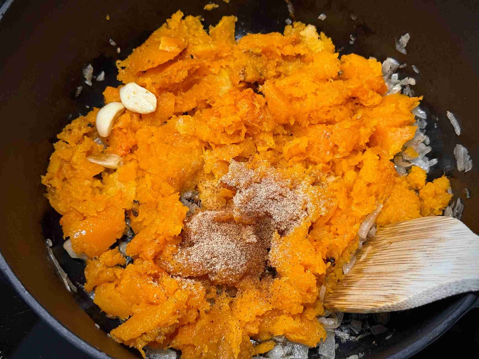 priprema-supe-od-bundeve-u-serpi Pečena bundeva i začini se dodaju na dinstani luk u šerpi.