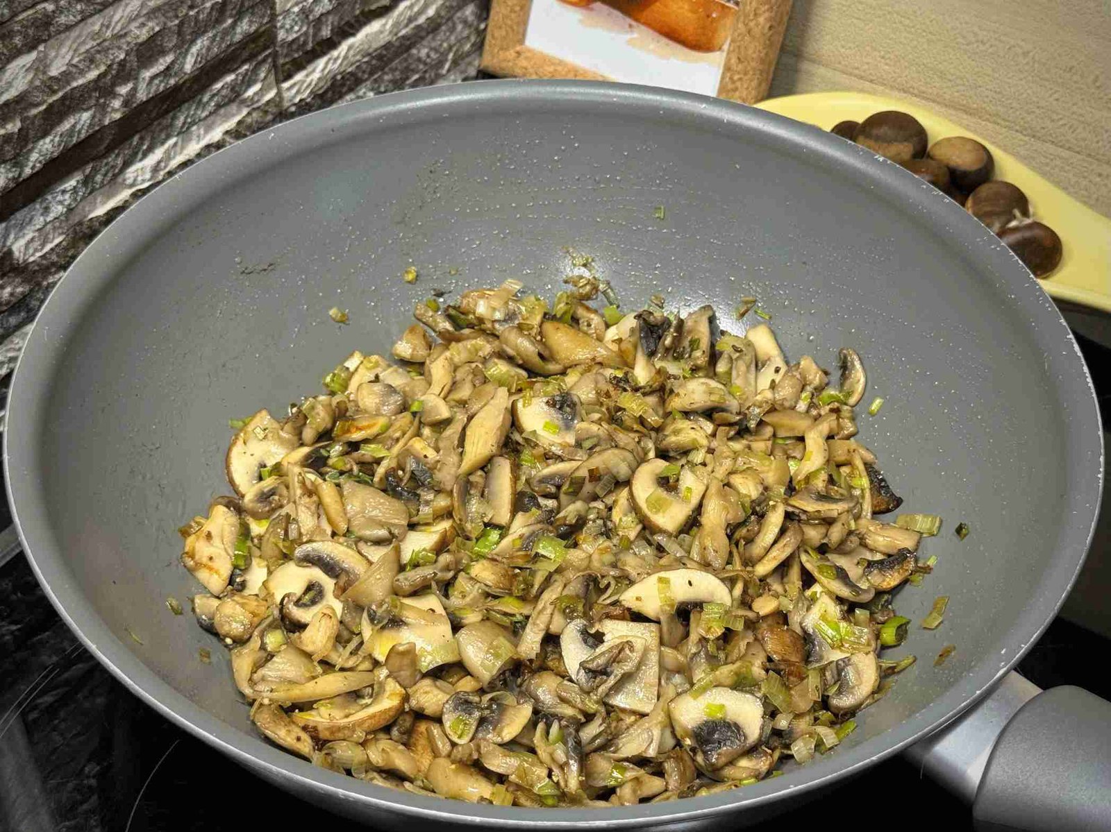 punjenje-galette-gljive-praziluk Dinstane gljive i praziluk (luk) u tiganju, spremni za punjenje galete.