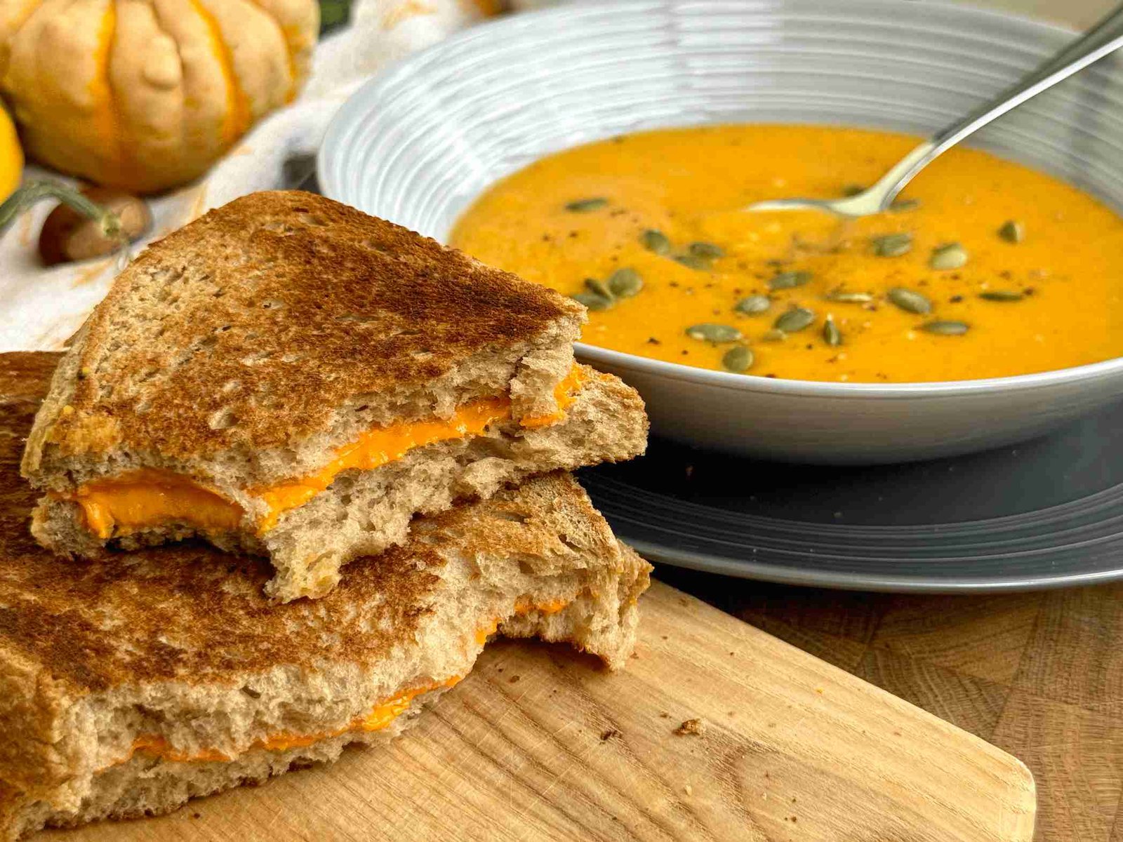 supa-od-bundeve-i-tost Najkremastija supa od bundeve poslužena sa hrskavim tostom sa istopljenim sirom.