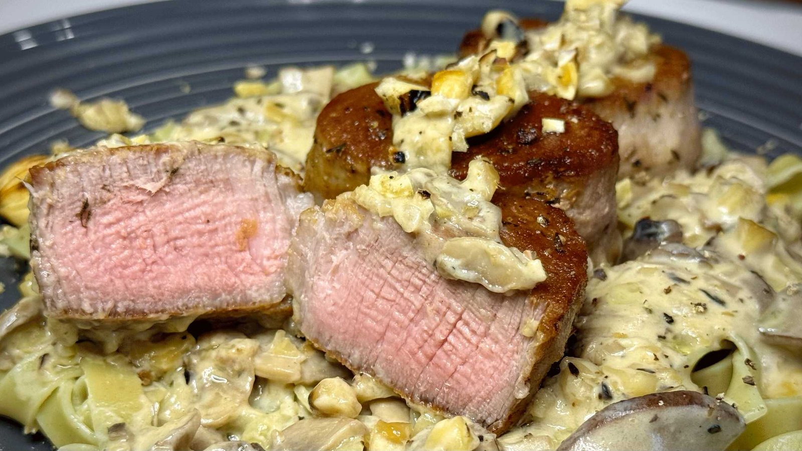 svinjski-file-sos-gljive-kesten-servirano Svinjski file u kremastom sosu od gljiva i kestena, serviran na tanjiru sa taljatelama.