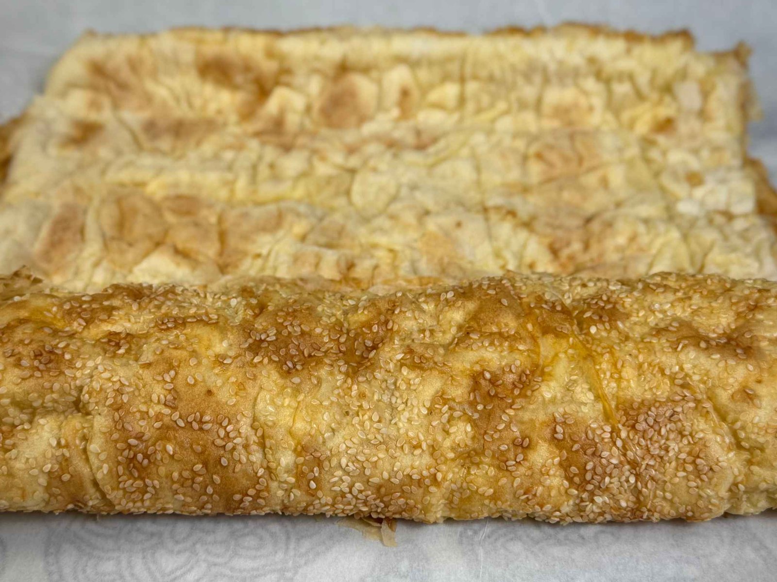 Pečene gotove kore za slani rolat, posute susamom.