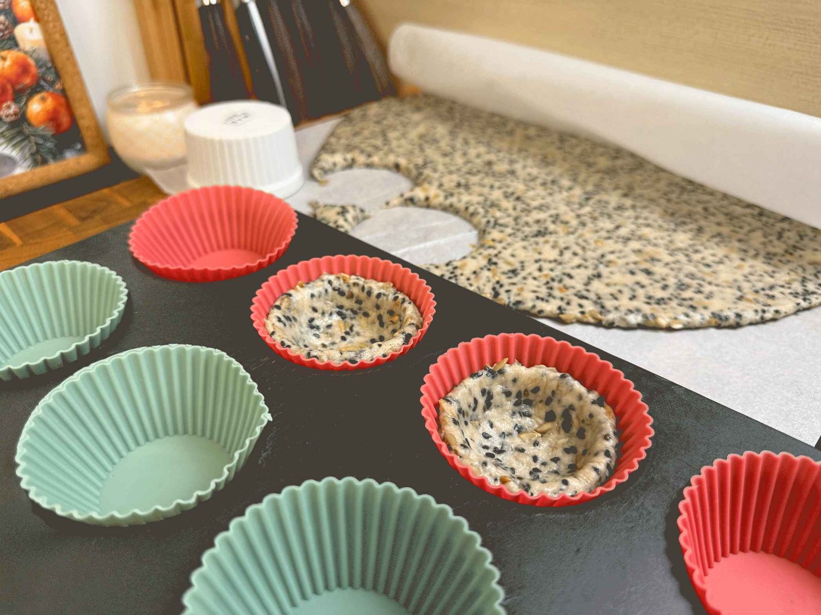 Prikaz tijesta utisnutog u silikonske kalupe za mafine, spremno za pečenje.