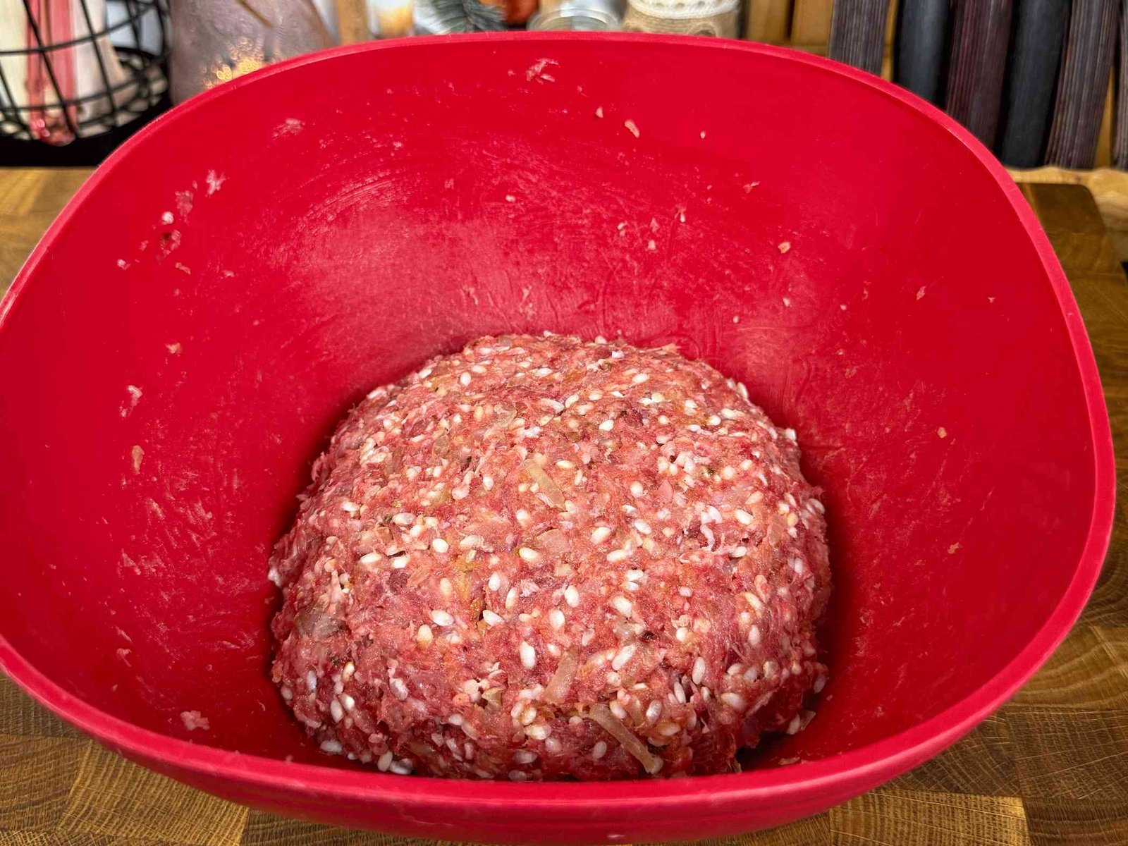 meso-za-sarmu Zdjela sa pripremljenim mljevenim mesom i rižom, spremna za motanje sarme sa kiselim kupusom.