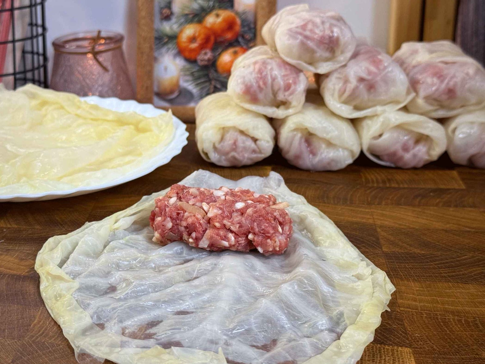 motanje-sarme List kiselog kupusa sa nadjevom za sarmu u sredini - zavijanje sarme.