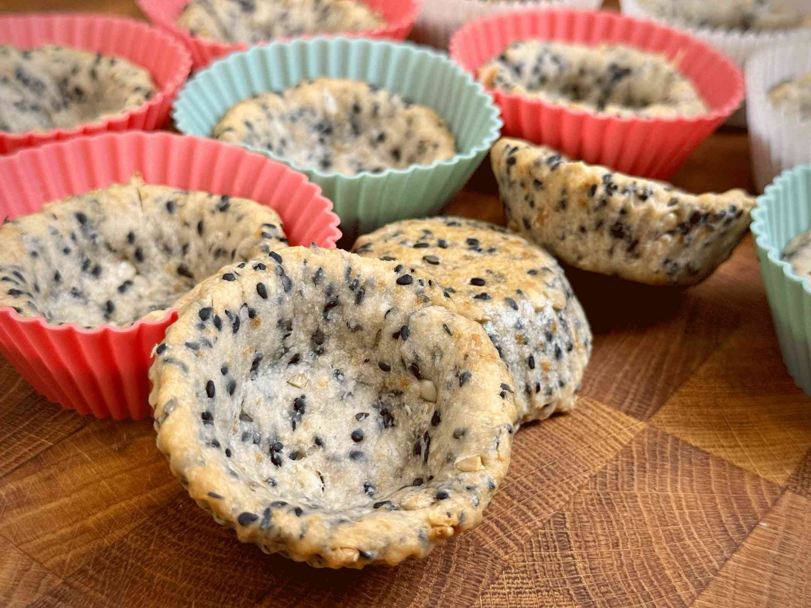 Krupni plan hrskavih, pečenih posnih korpica od susama i suncokreta, izvađenih iz kalupa.