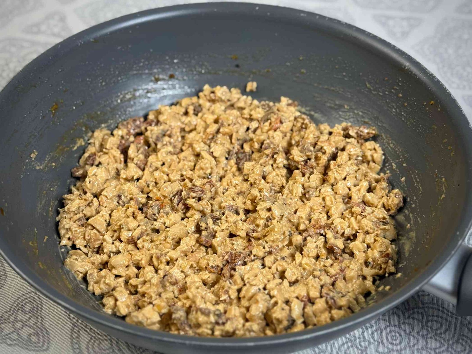 Bogati fil za slani rolat sa piletinom, sušenim paradajzom i kremastim sosom u tiganju.