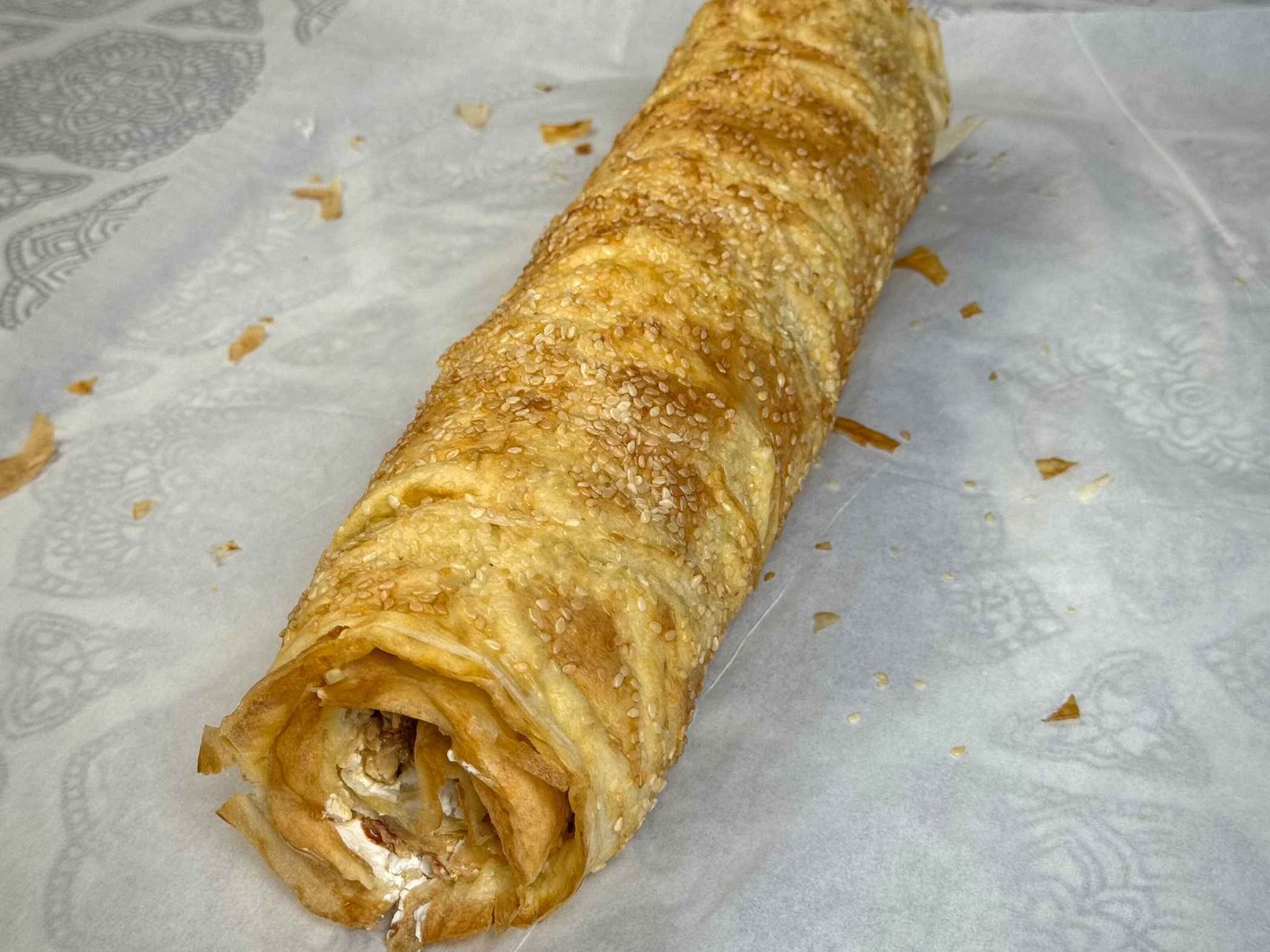 Zavijen i filovan slani rolat od gotovih kora sa piletinom i sušenim paradajzom, spreman za hlađenje.