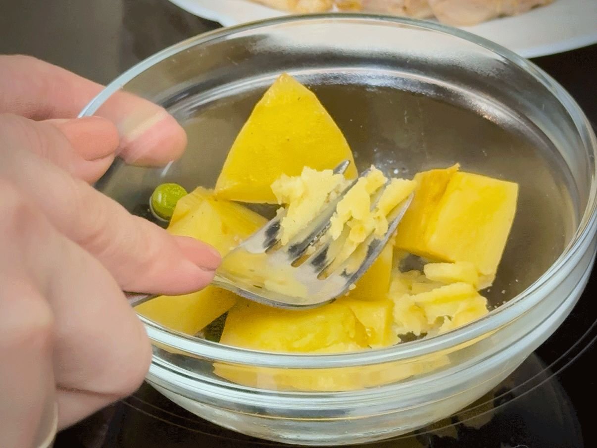 Trik za zgušnjavanje čorbe: gnječenje kuhanog krompira viljuškom u maloj staklenoj posudi.