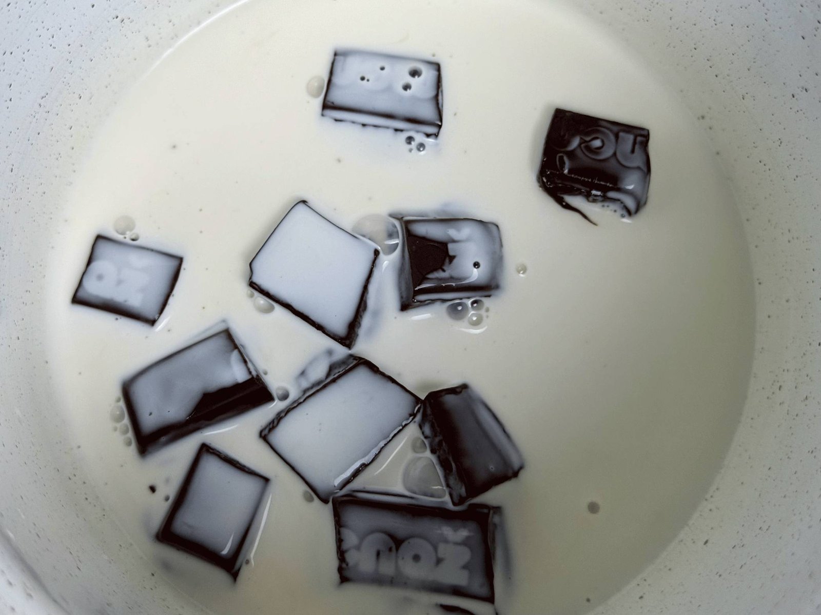 Topljenje čokolade u zagrijanoj slatkoj pavlaci - ganaš za posne Ferrero kuglice.